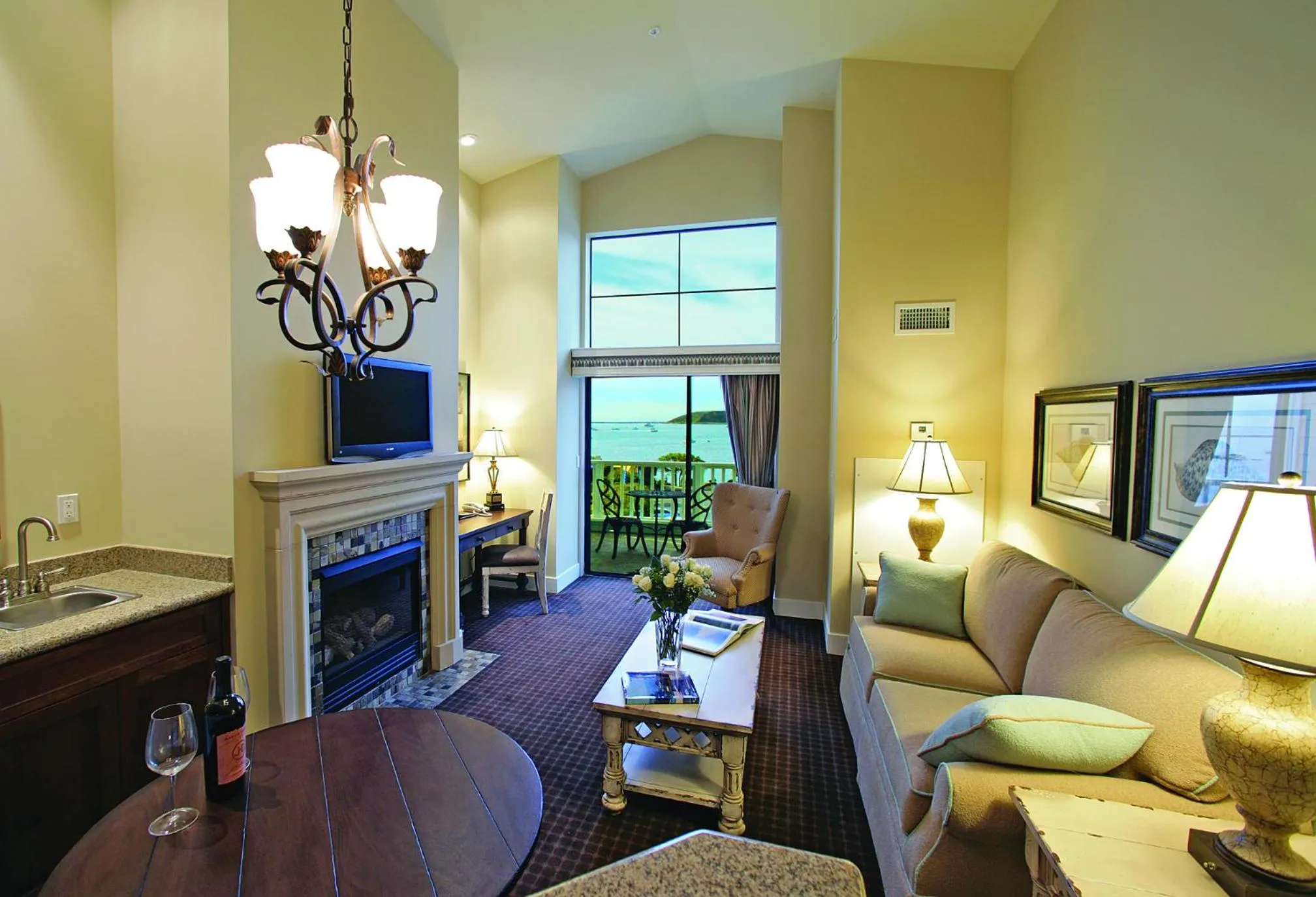 Living room in Oceano Hotel and Spa Half Moon Bay Harbor