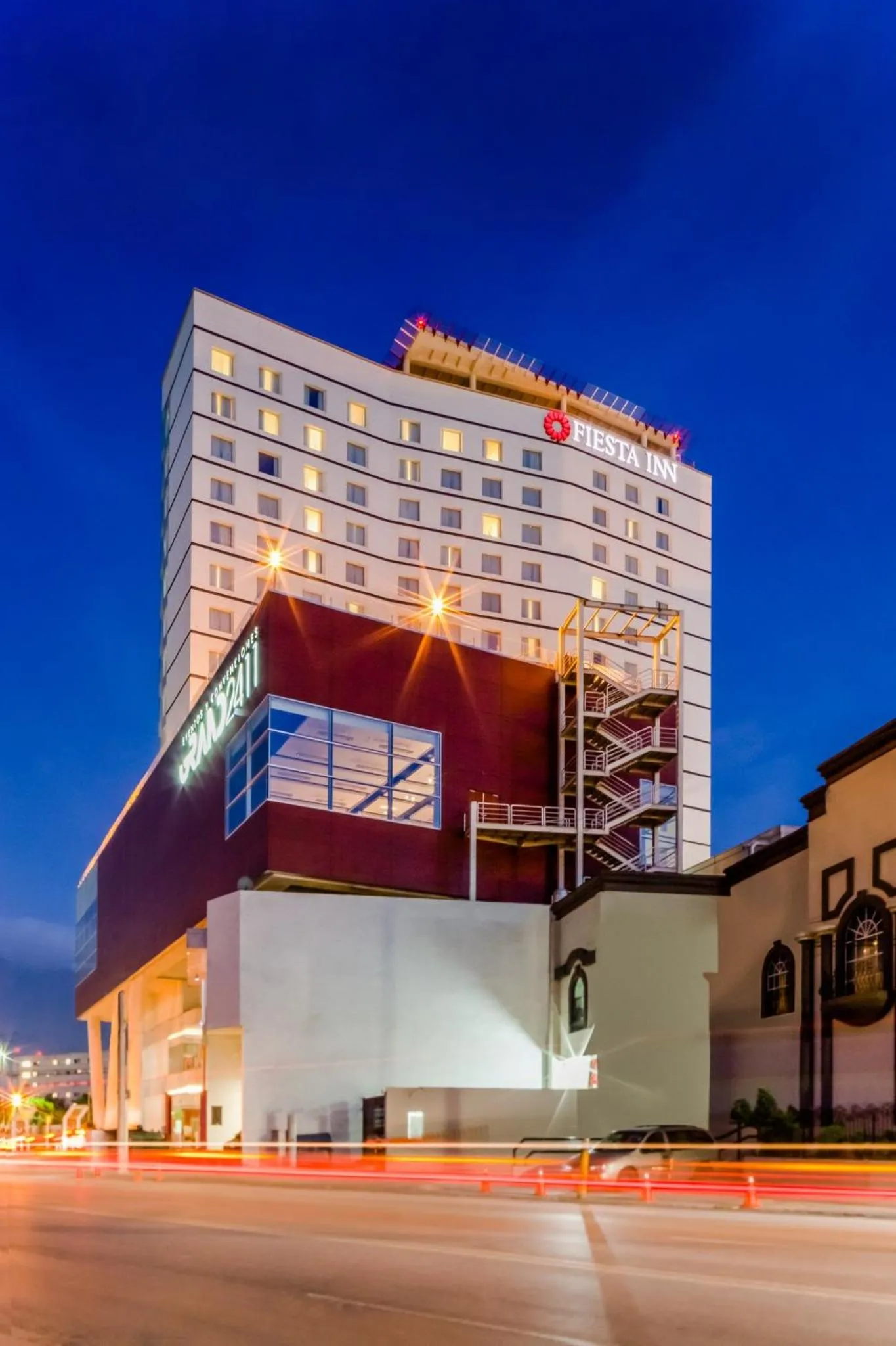Property building in Fiesta Inn Monterrey Tecnologico