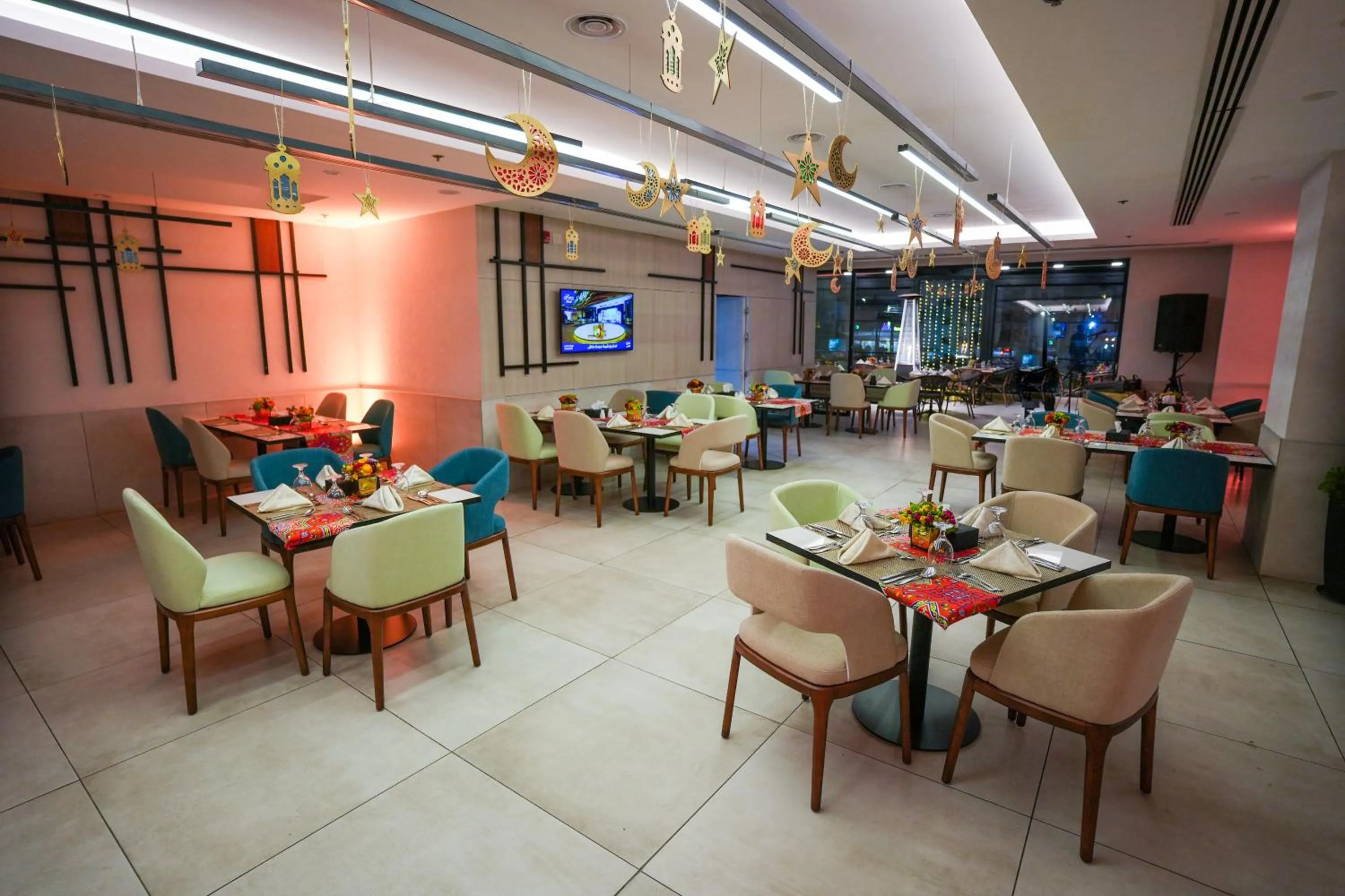 Restaurant/places to eat in Ayass Hotel