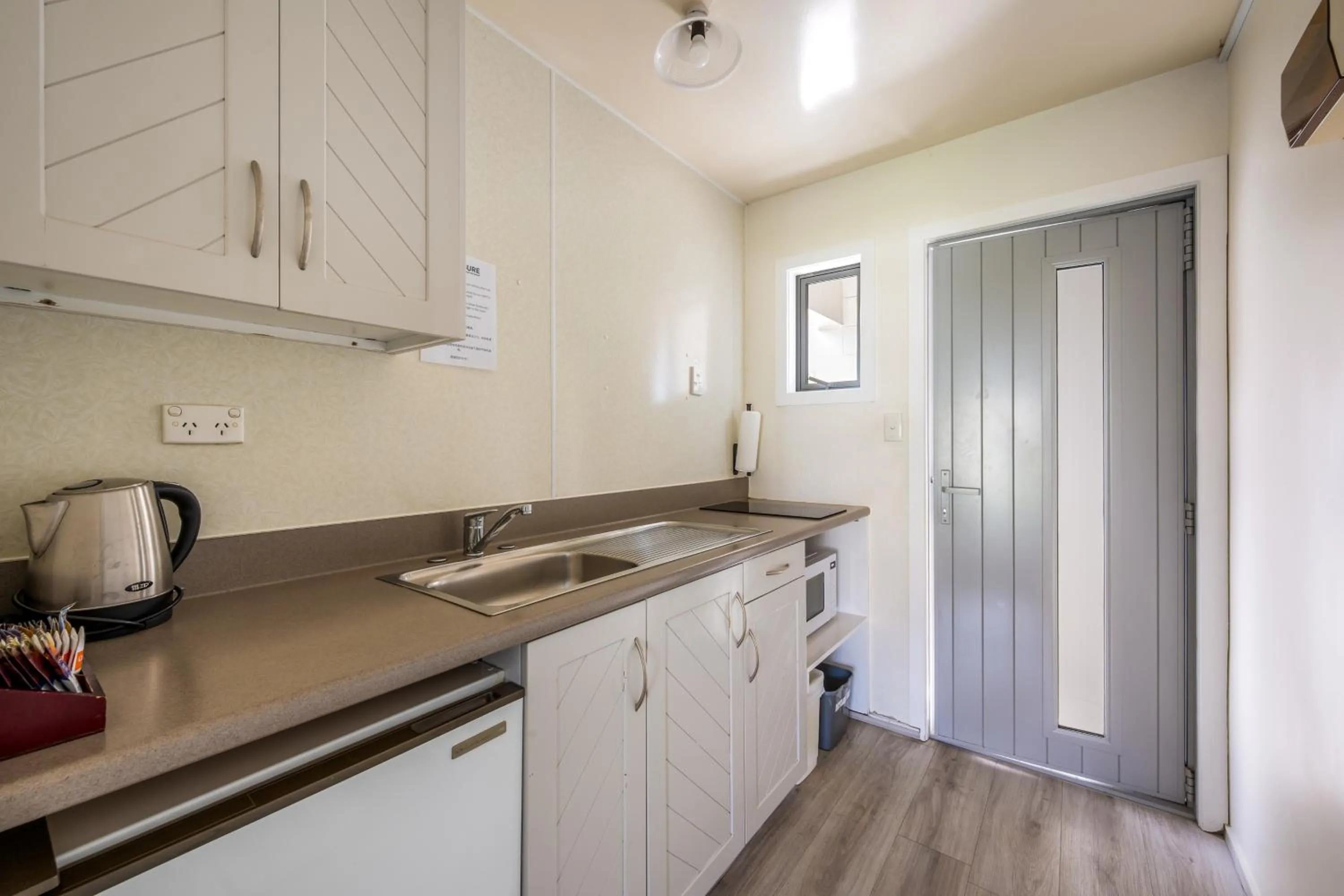 Kitchen or kitchenette in ASURE Brookvale Motel