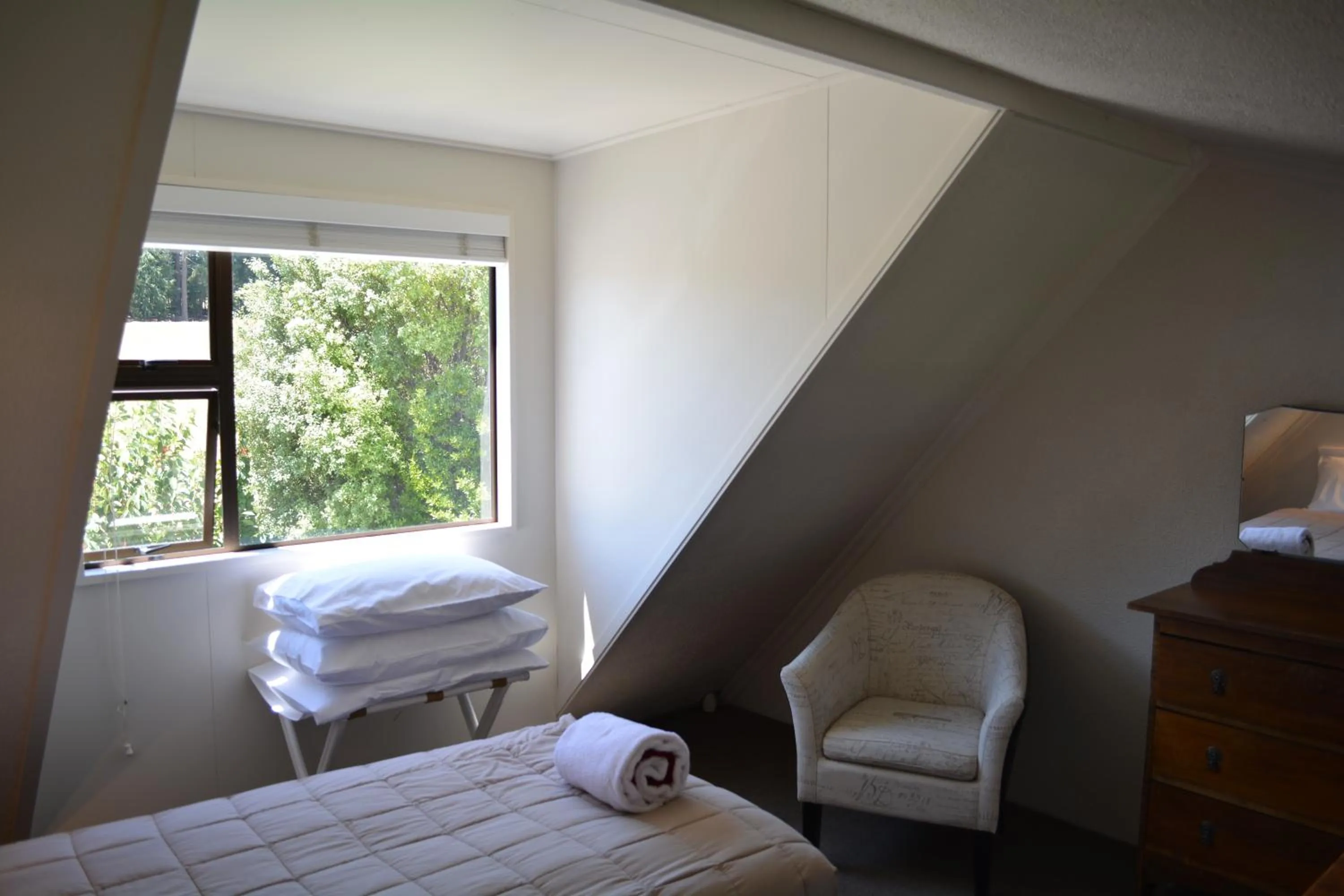 Bed in Lakeview Motel