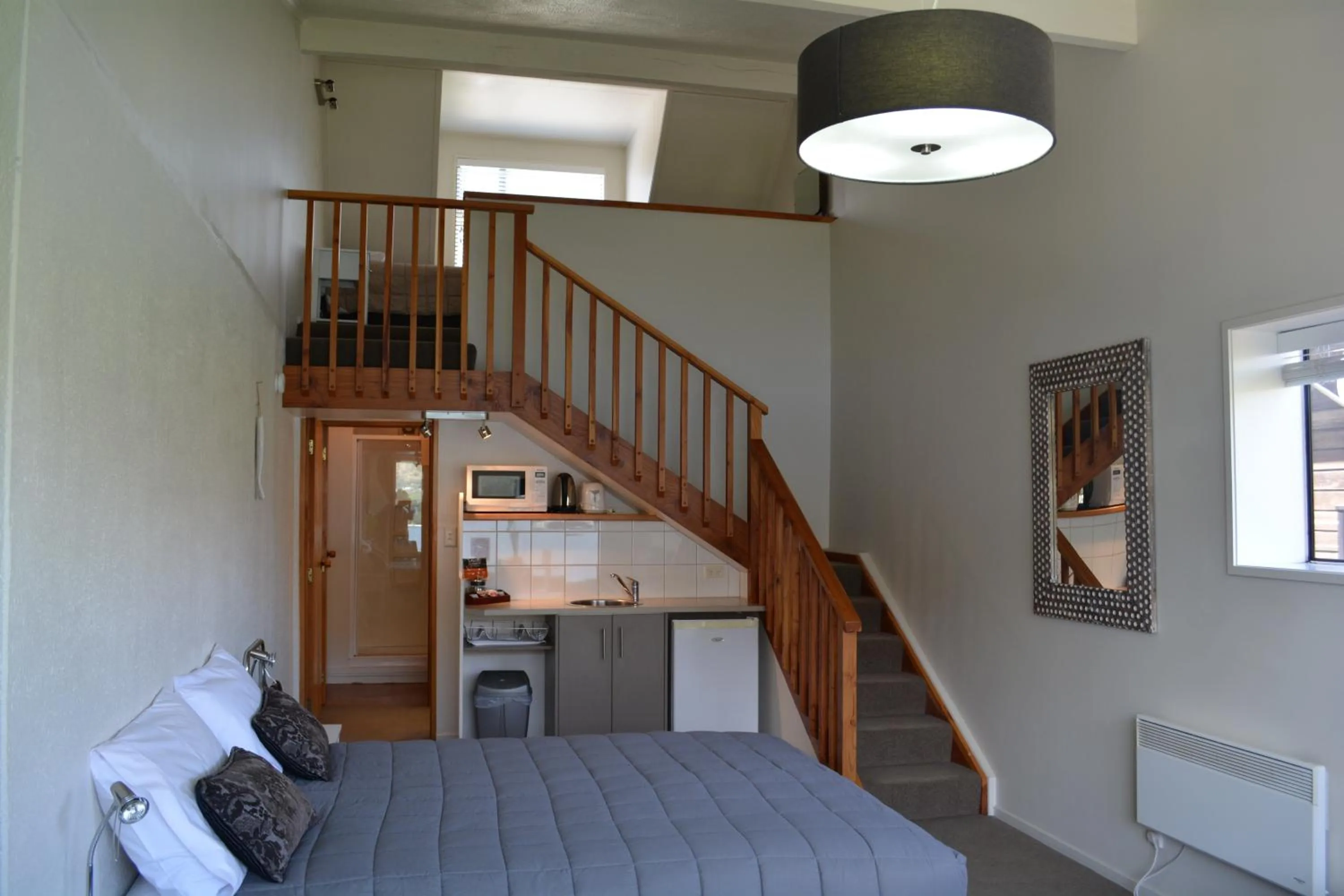 Photo of the whole room in Lakeview Motel