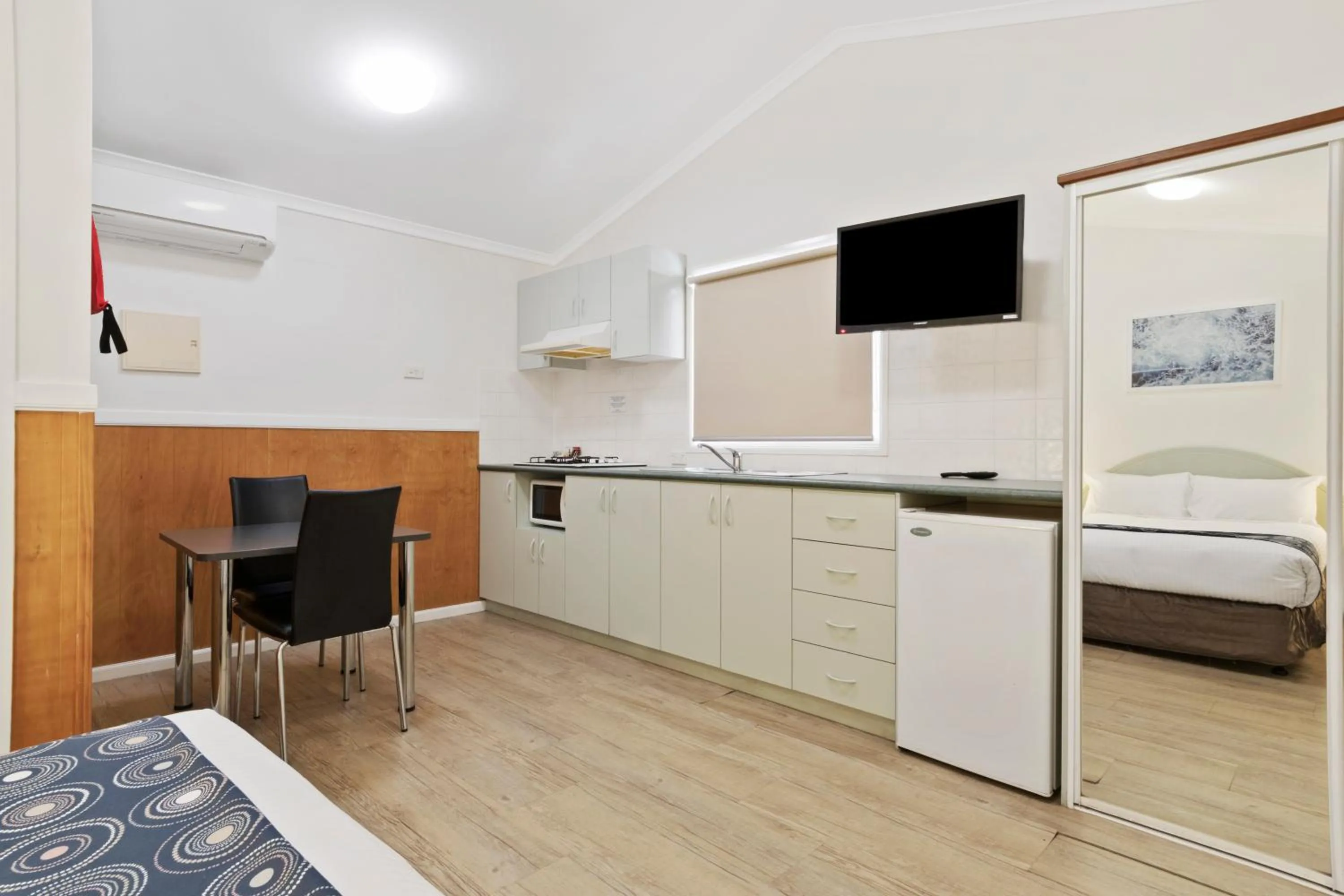 Kitchen or kitchenette, Bed in Discovery Parks - Coogee Beach