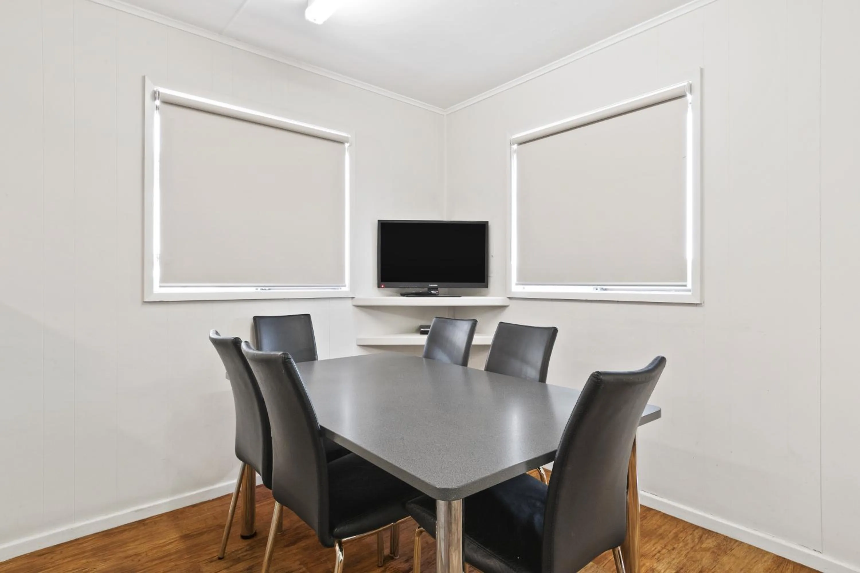 Dining area in Discovery Parks - Coogee Beach