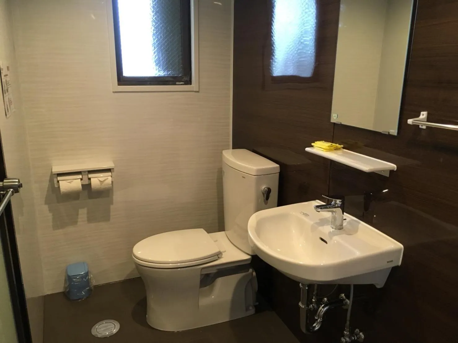 Toilet in Hotel & Restaurant On the Beach Lue