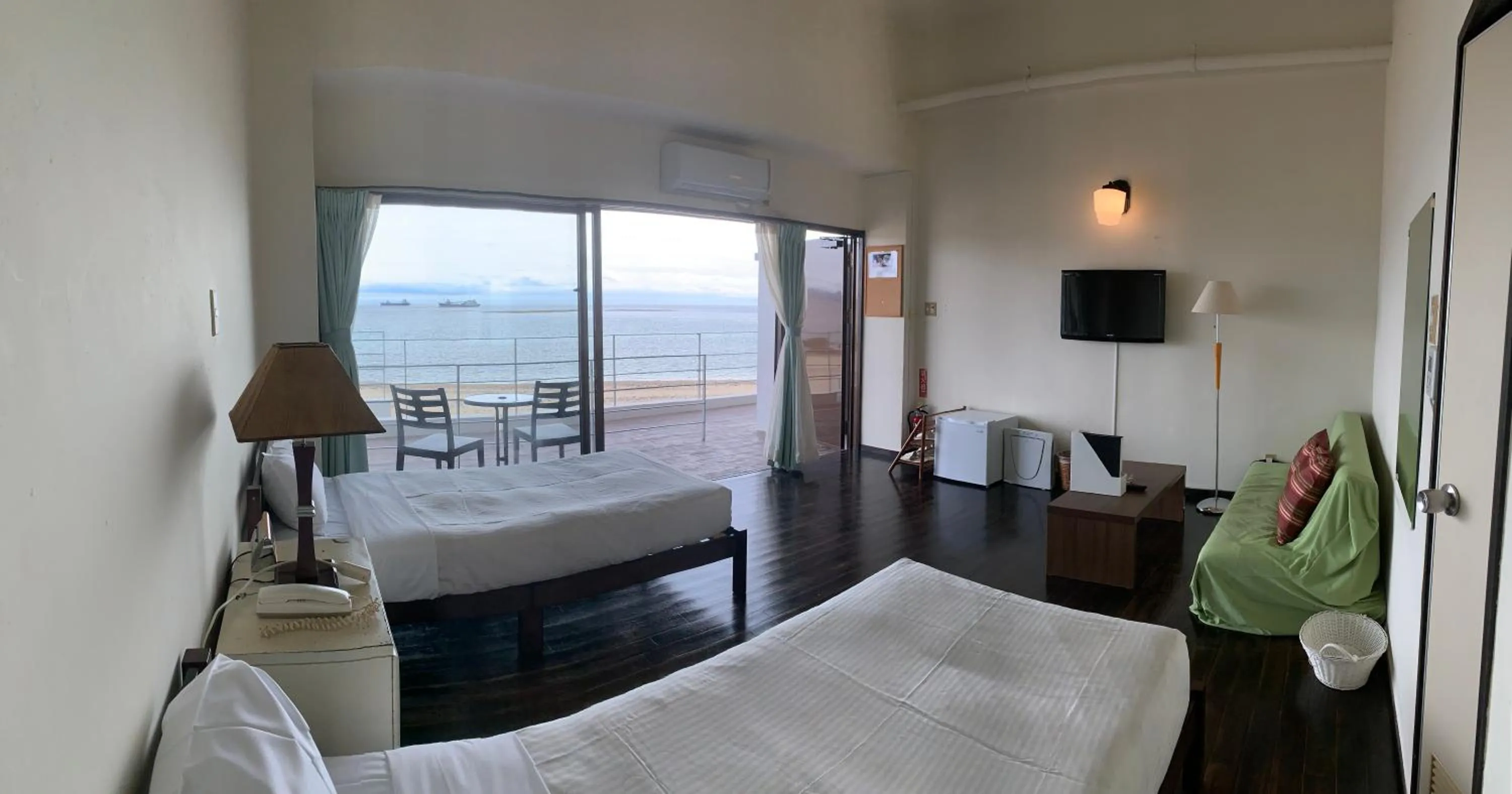 Sea view, Bed in Hotel & Restaurant On the Beach Lue