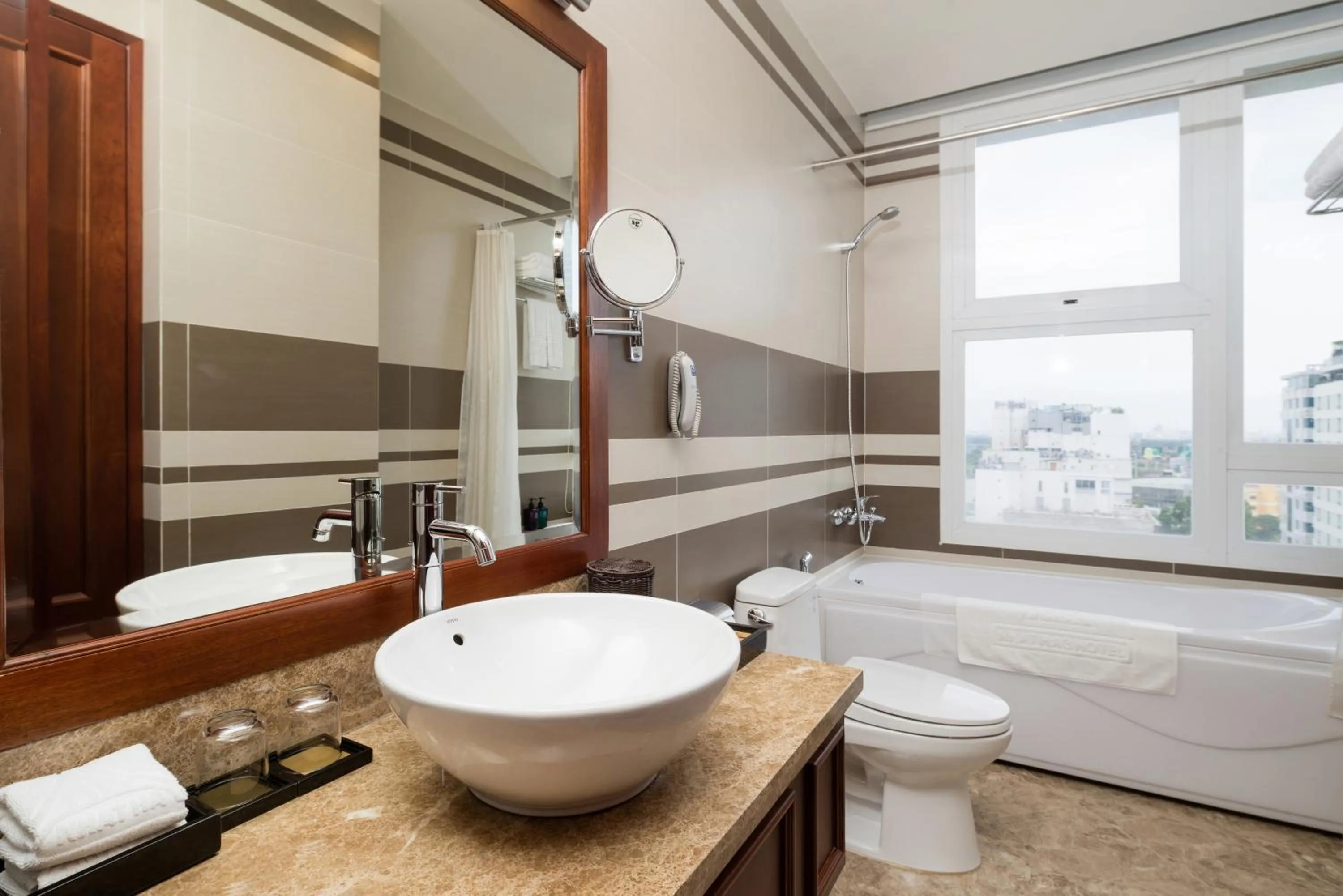 Toilet in Nhat Ha L’Opera Hotel