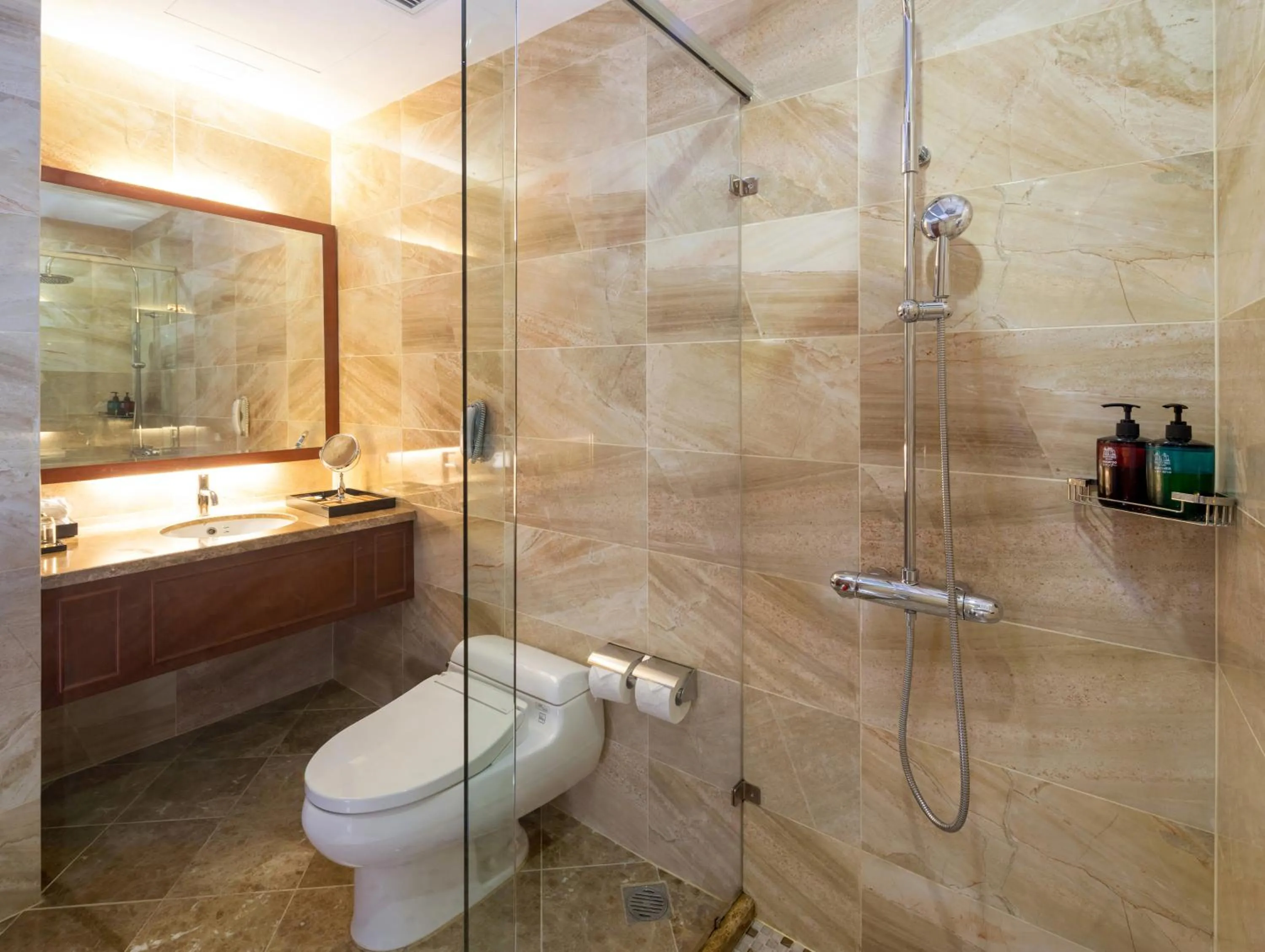 Toilet in Nhat Ha L’Opera Hotel