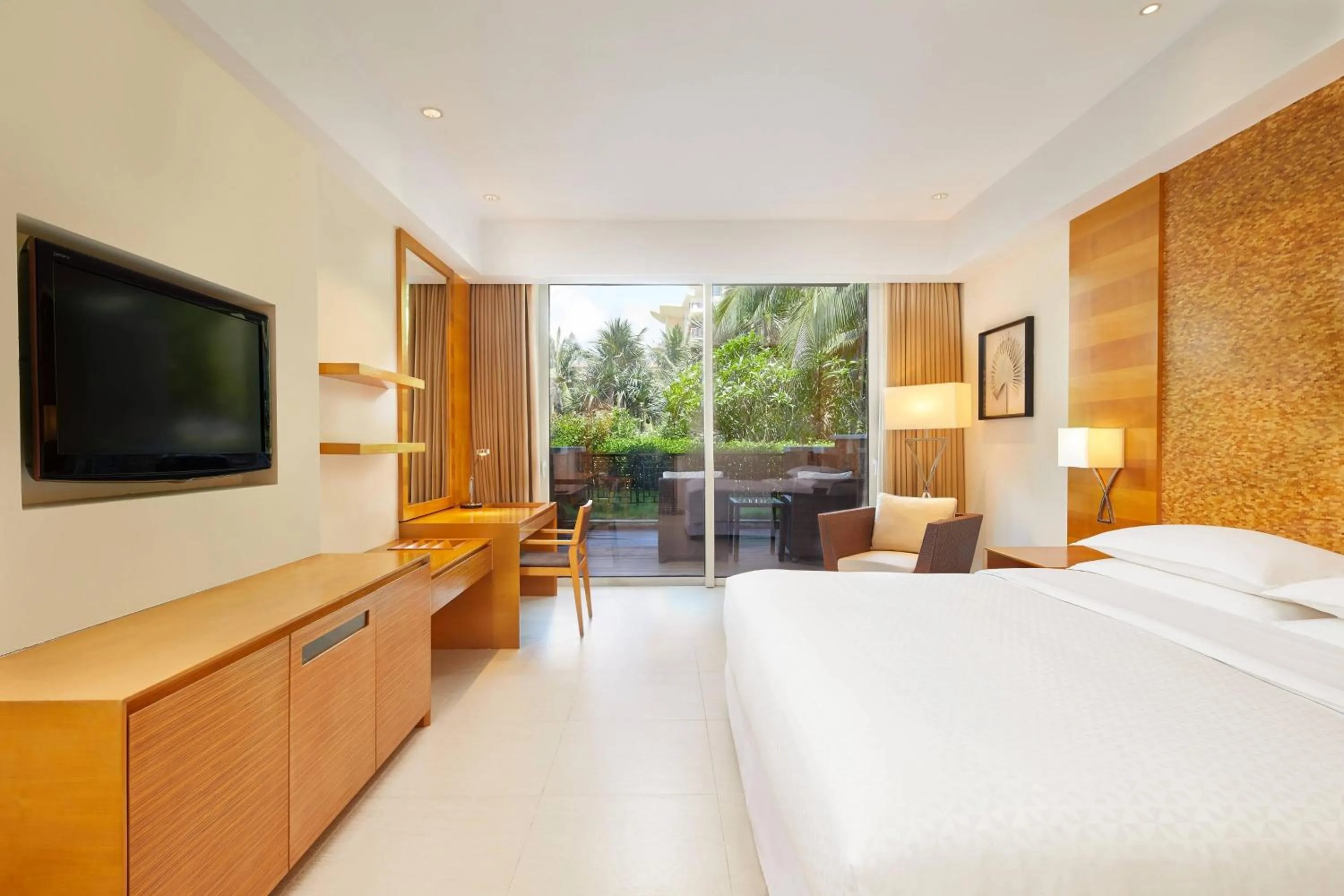 Photo of the whole room, Bed in Four Points by Sheraton Shenzhou Peninsula Resort
