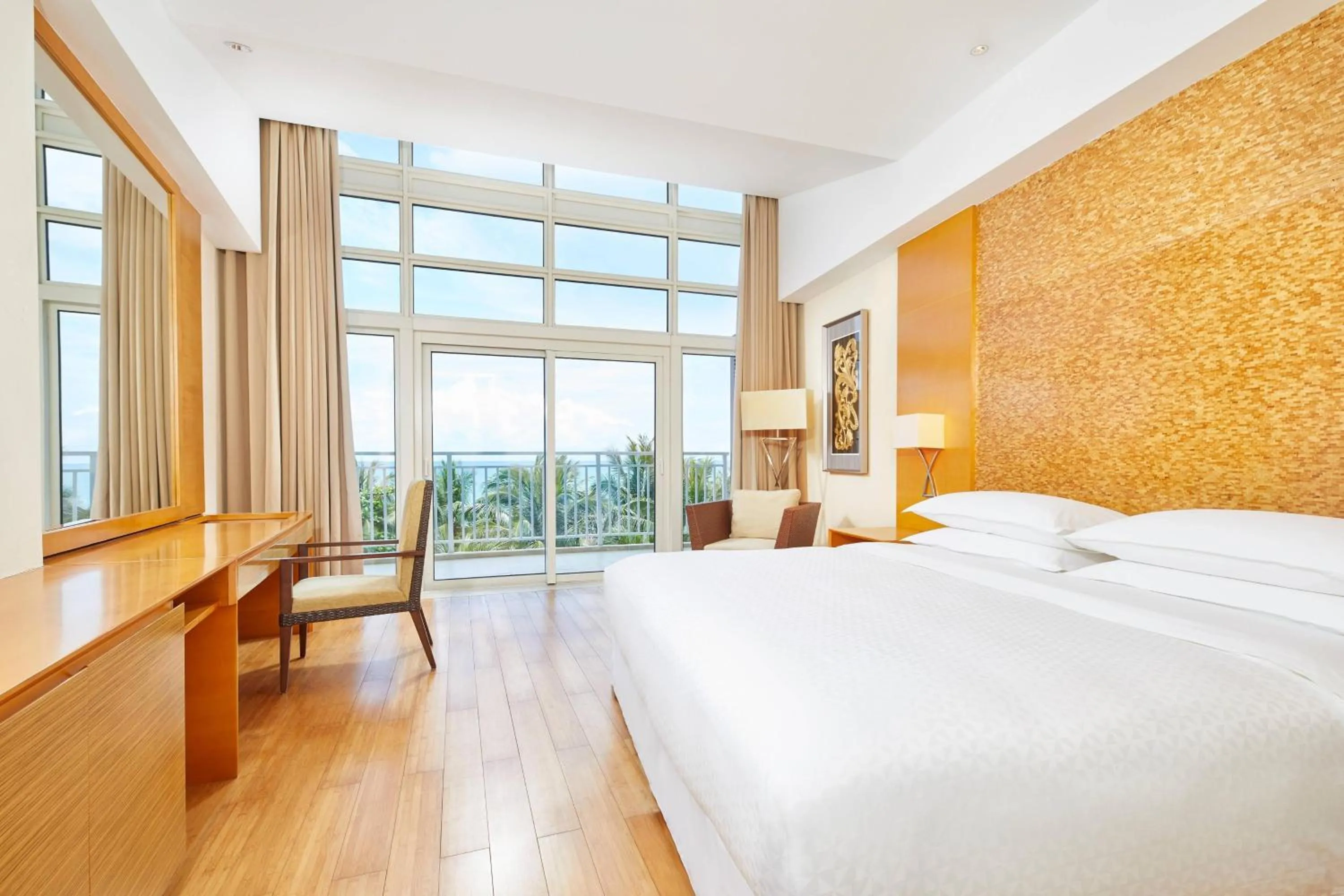 Photo of the whole room, Bed in Four Points by Sheraton Shenzhou Peninsula Resort