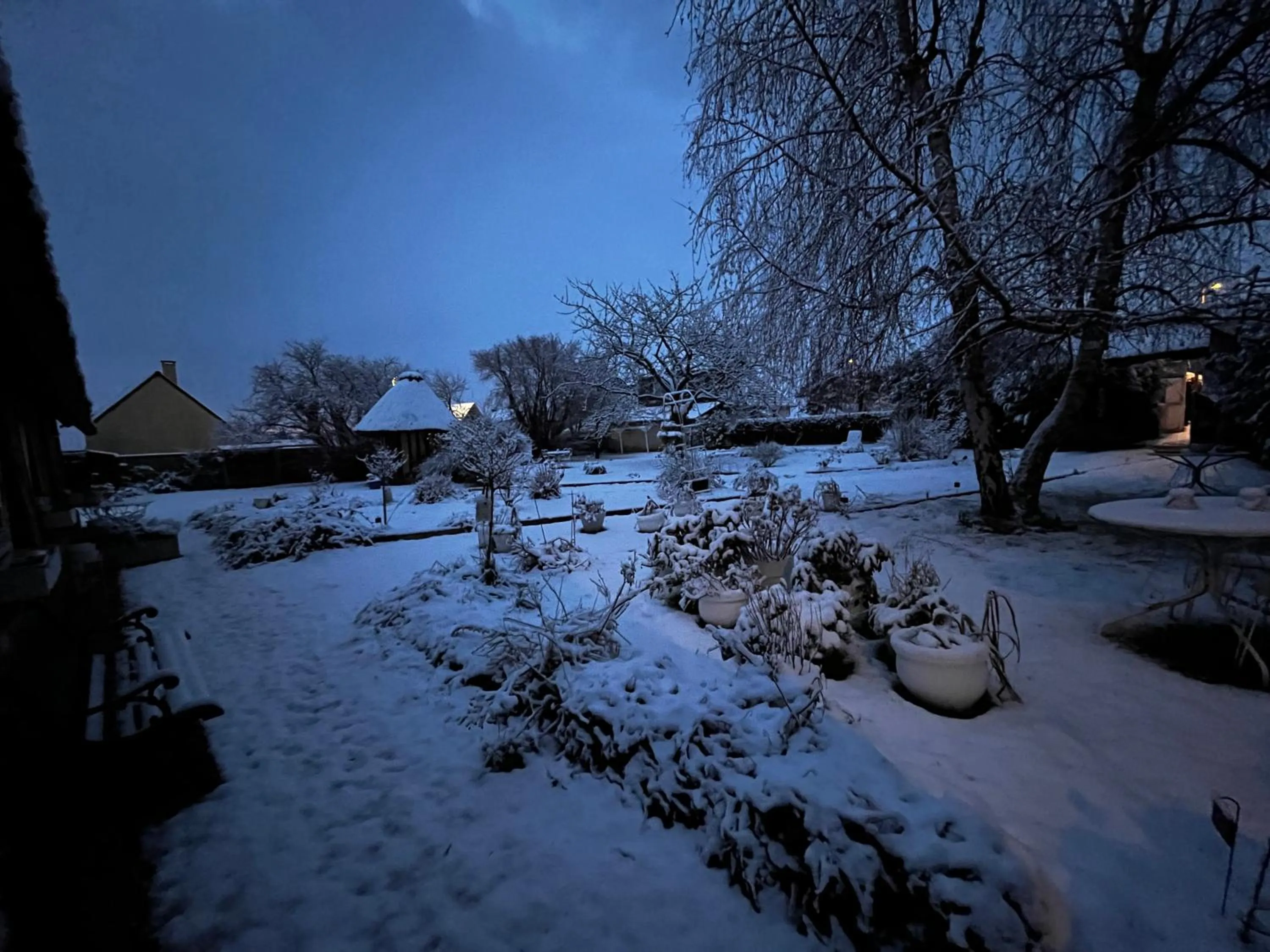 Garden view in La Romance et la Romanesque