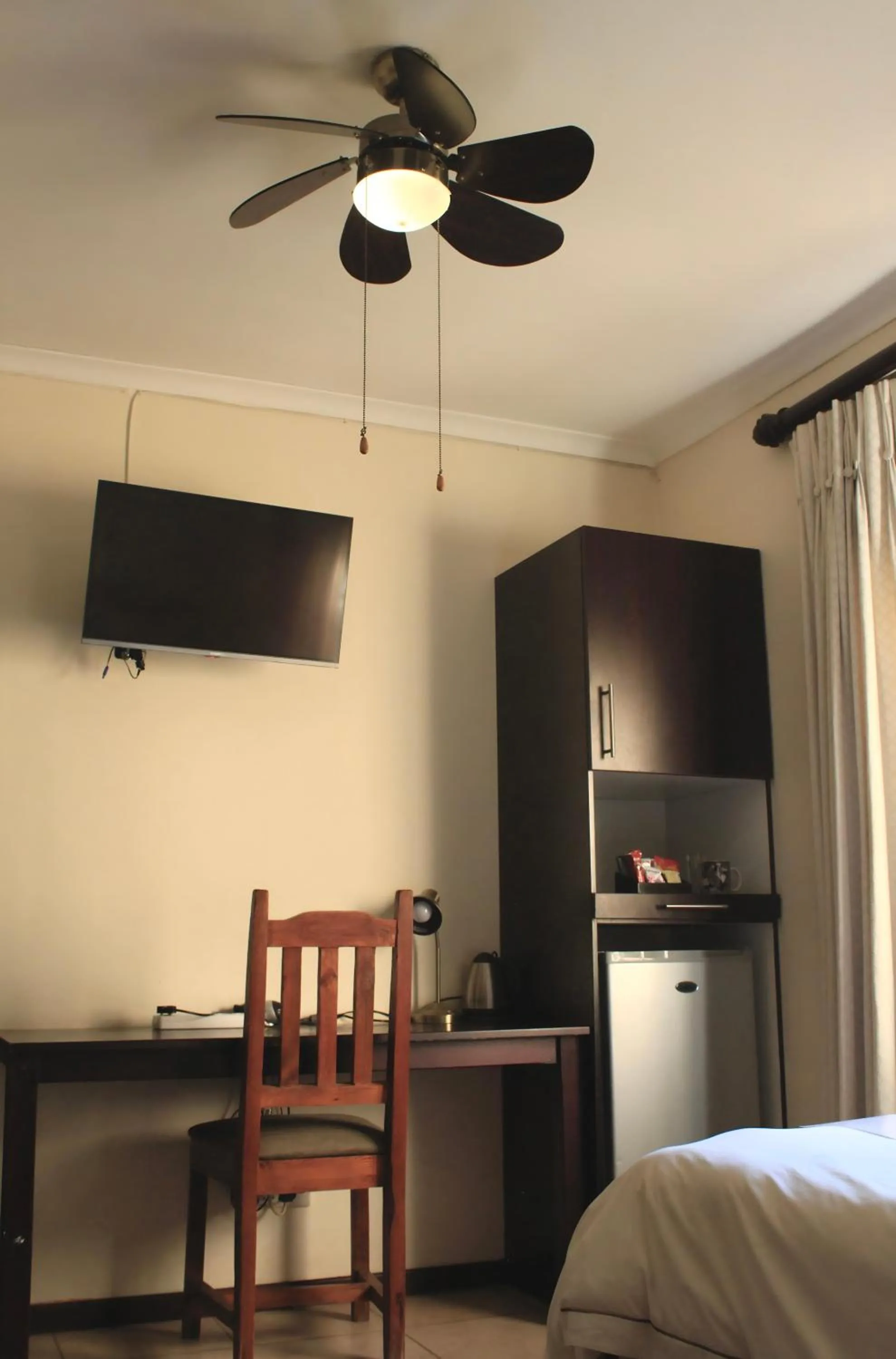 Coffee/tea facilities, Bed in Blue Hills Lodge