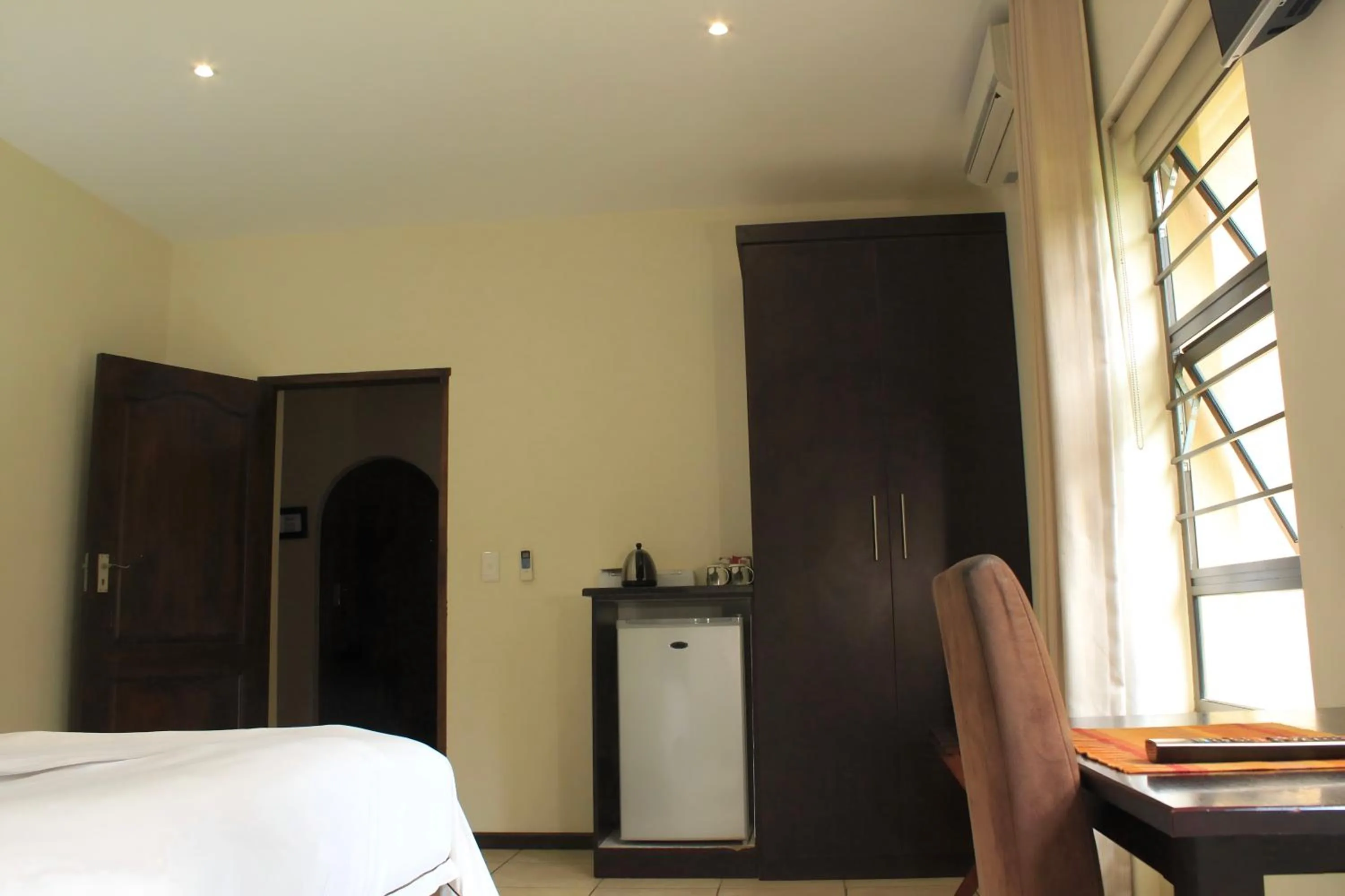 Coffee/tea facilities, Bed in Blue Hills Lodge