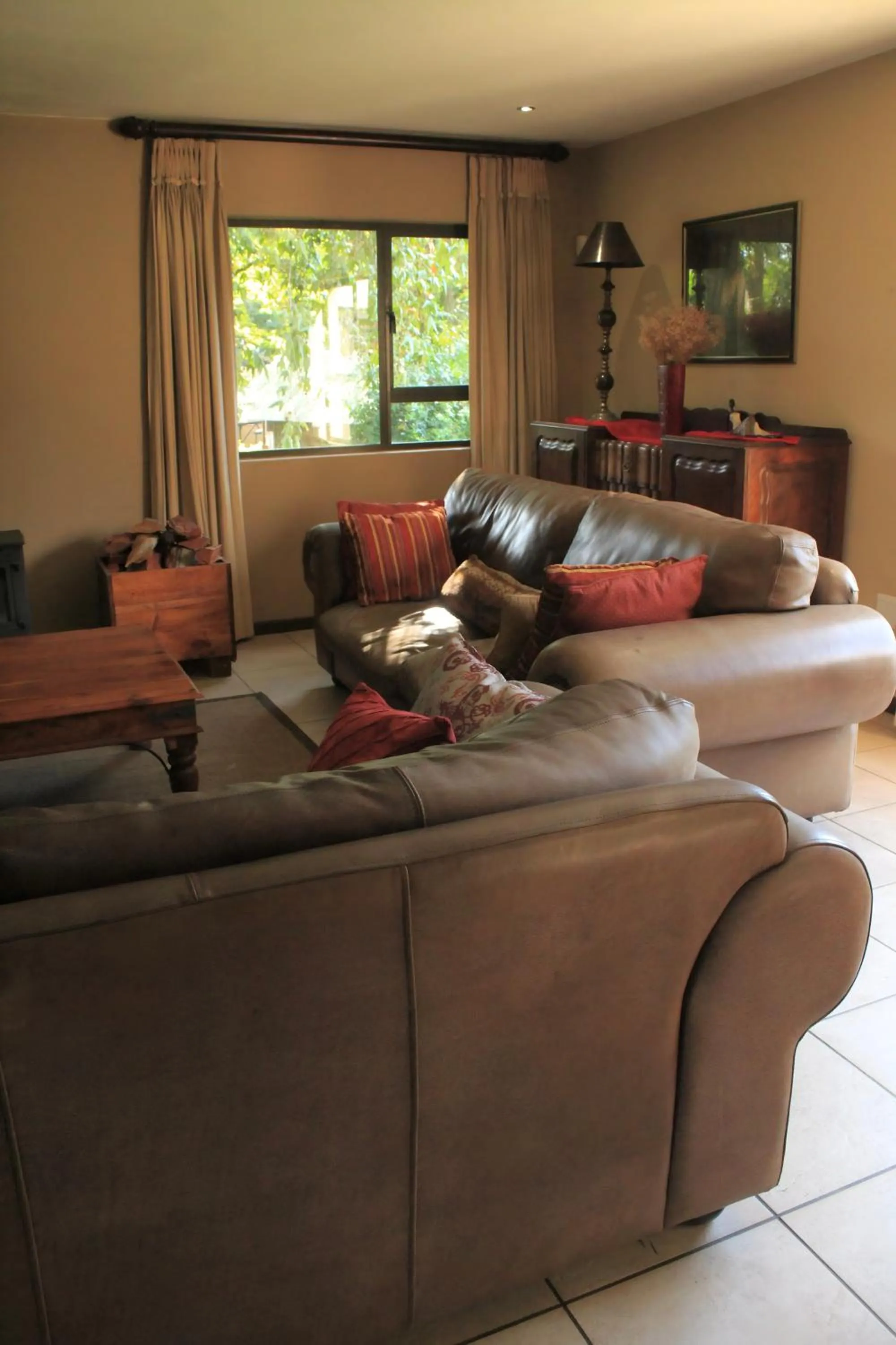 Communal lounge/ TV room in Blue Hills Lodge