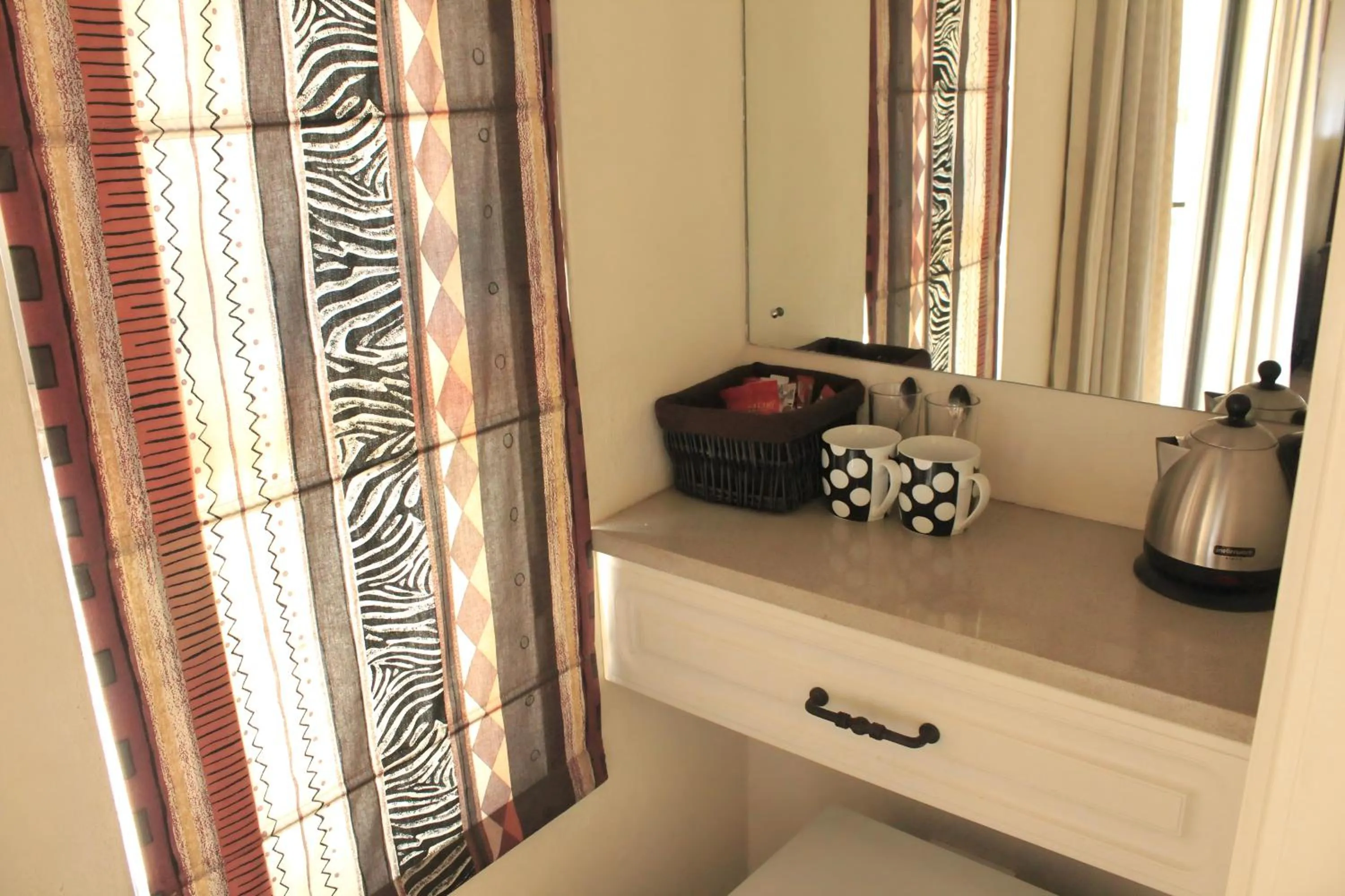 Coffee/tea facilities in Blue Hills Lodge