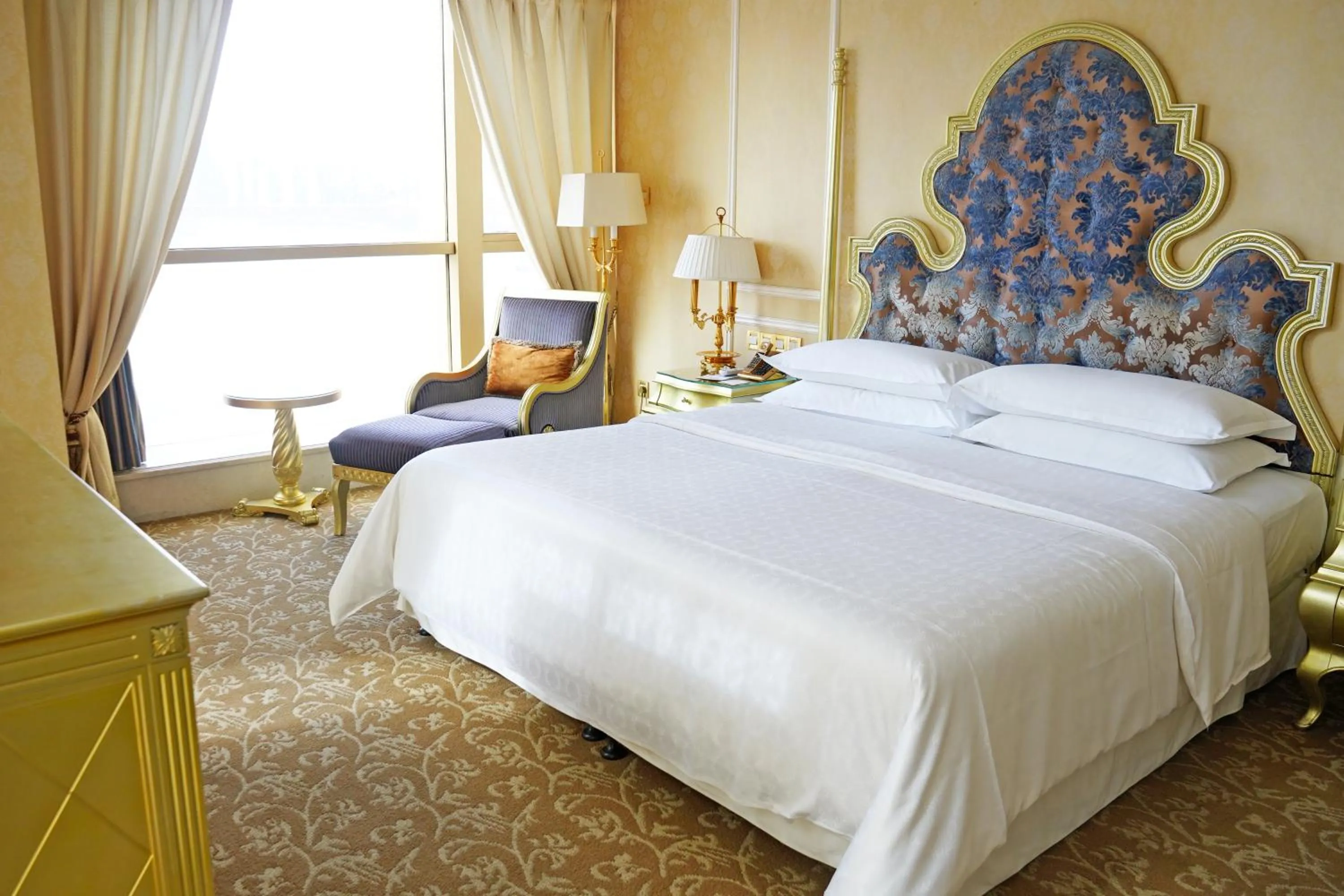 Photo of the whole room, Bed in Sheraton Chongqing Hotel