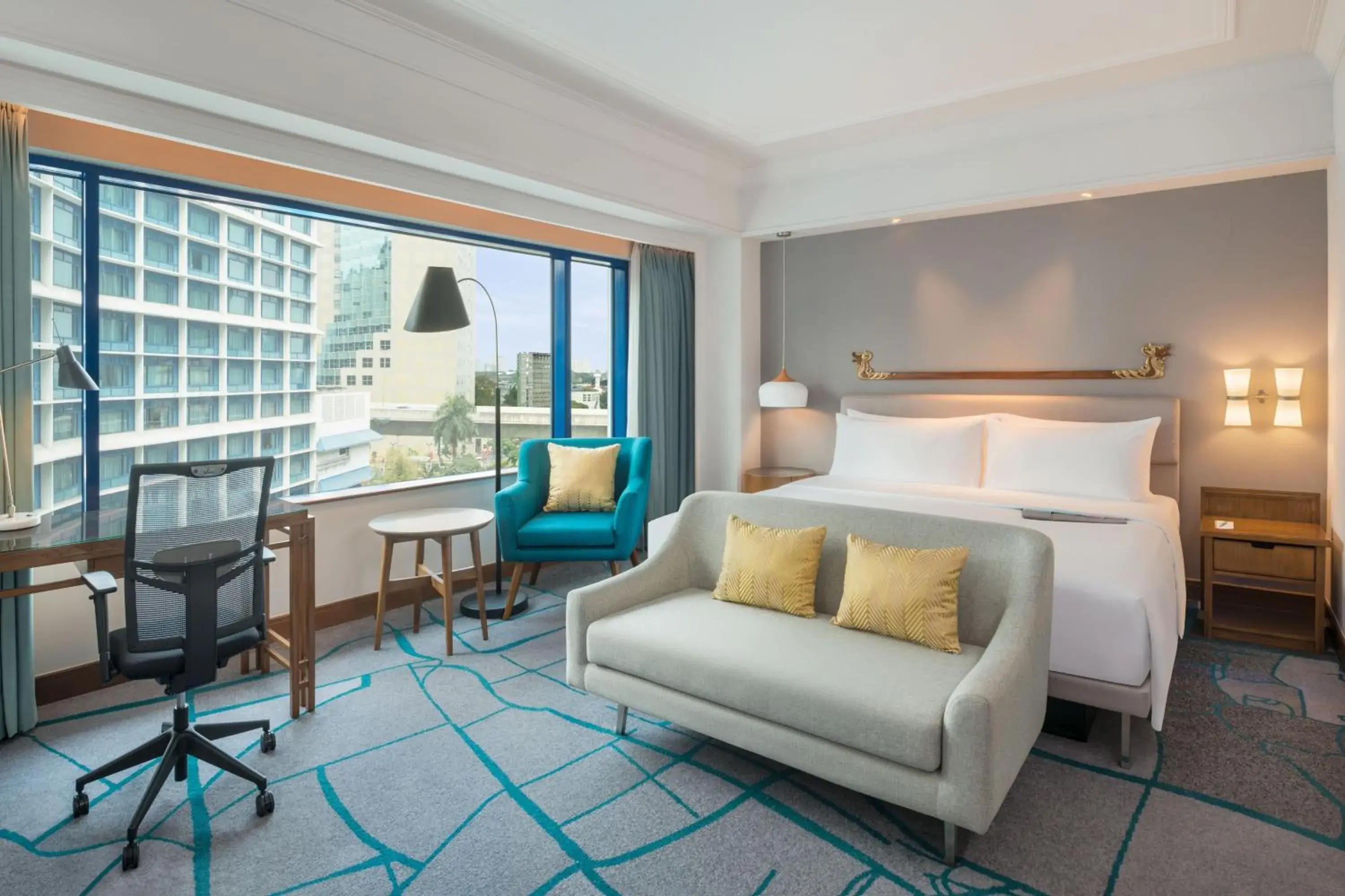 1 King Bed, Club Lounge Access, Deluxe Guest Room in Le Meridien Jakarta 1 King Bed, Club Lounge Access, Deluxe Guest Room in Le Meridien Jakarta