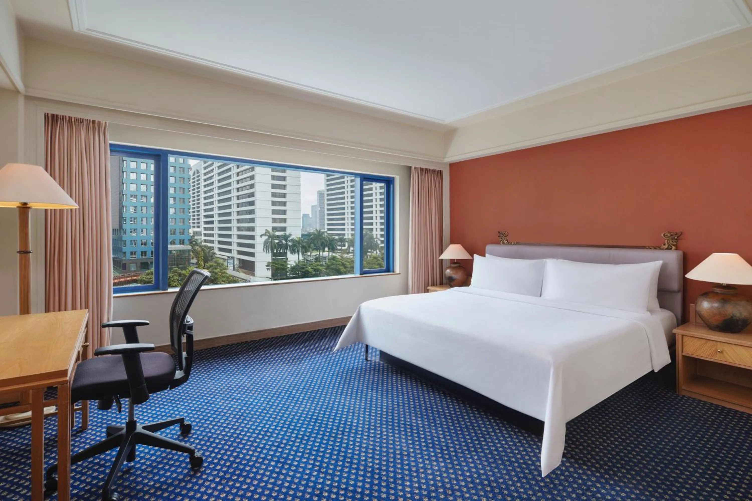 Photo of the whole room, Bed in Le Meridien Jakarta