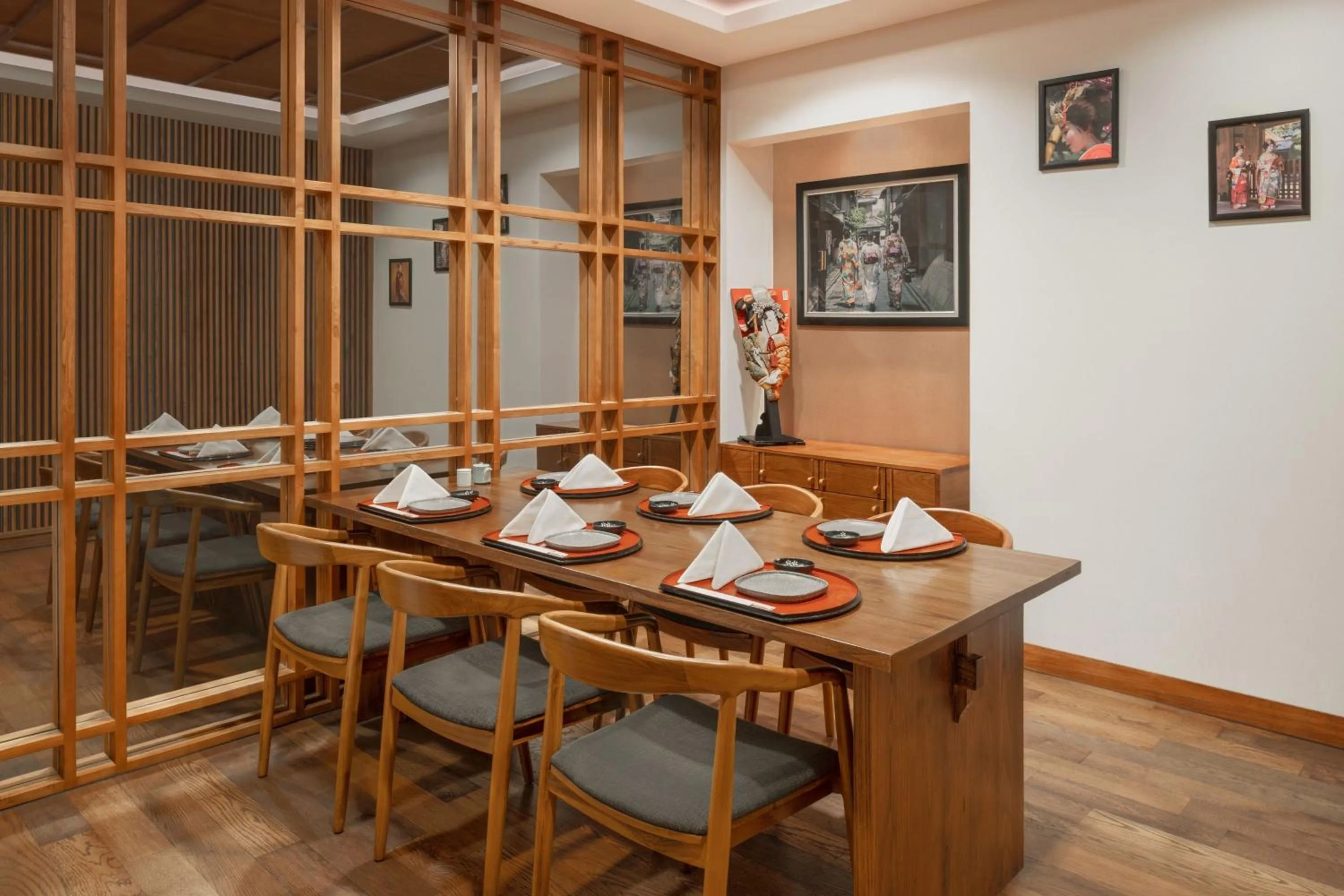 Restaurant/places to eat in Le Meridien Jakarta