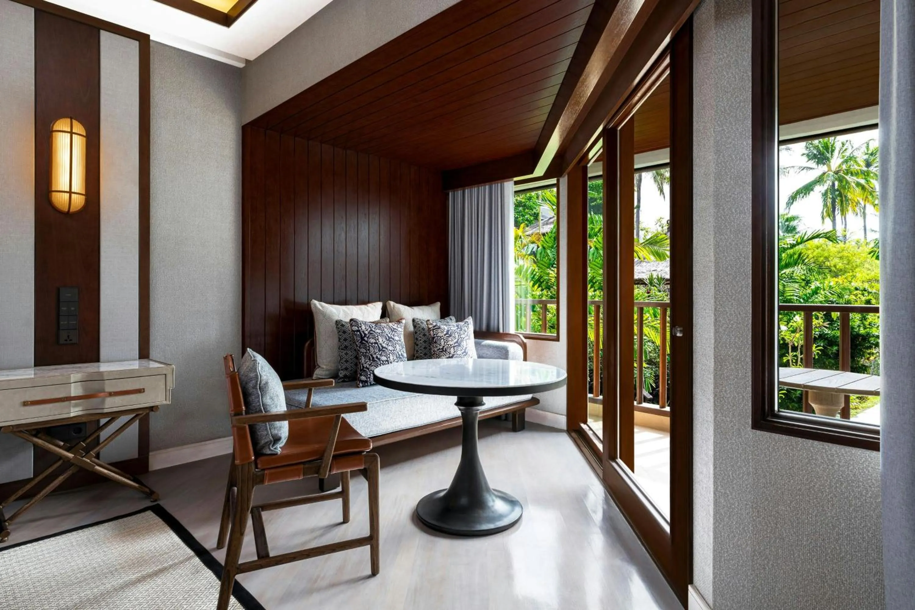 Lounge or bar in The Laguna, A Luxury Collection Resort & Spa, Nusa Dua, Bali