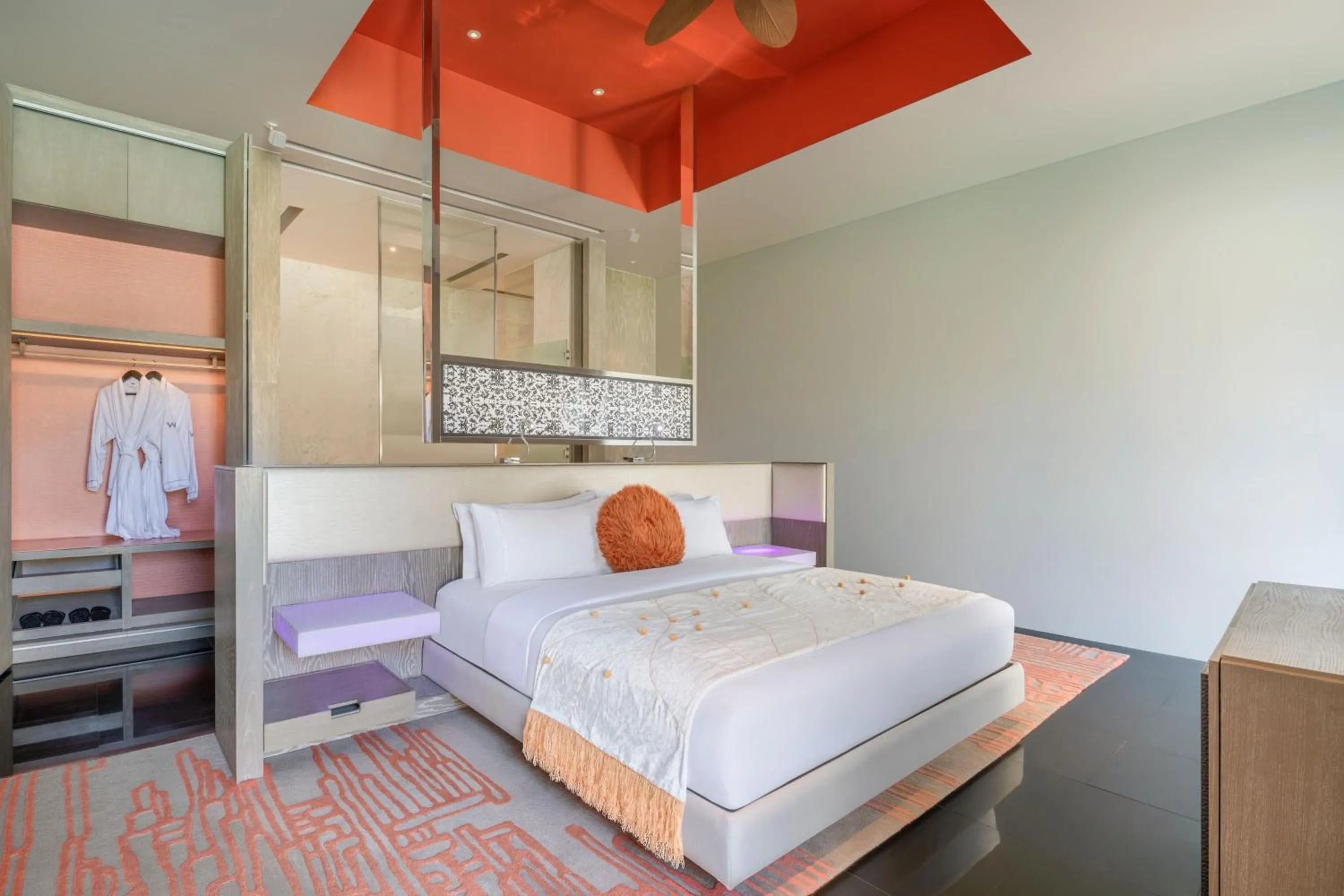 Swimming pool, Bed in W Bali - Seminyak