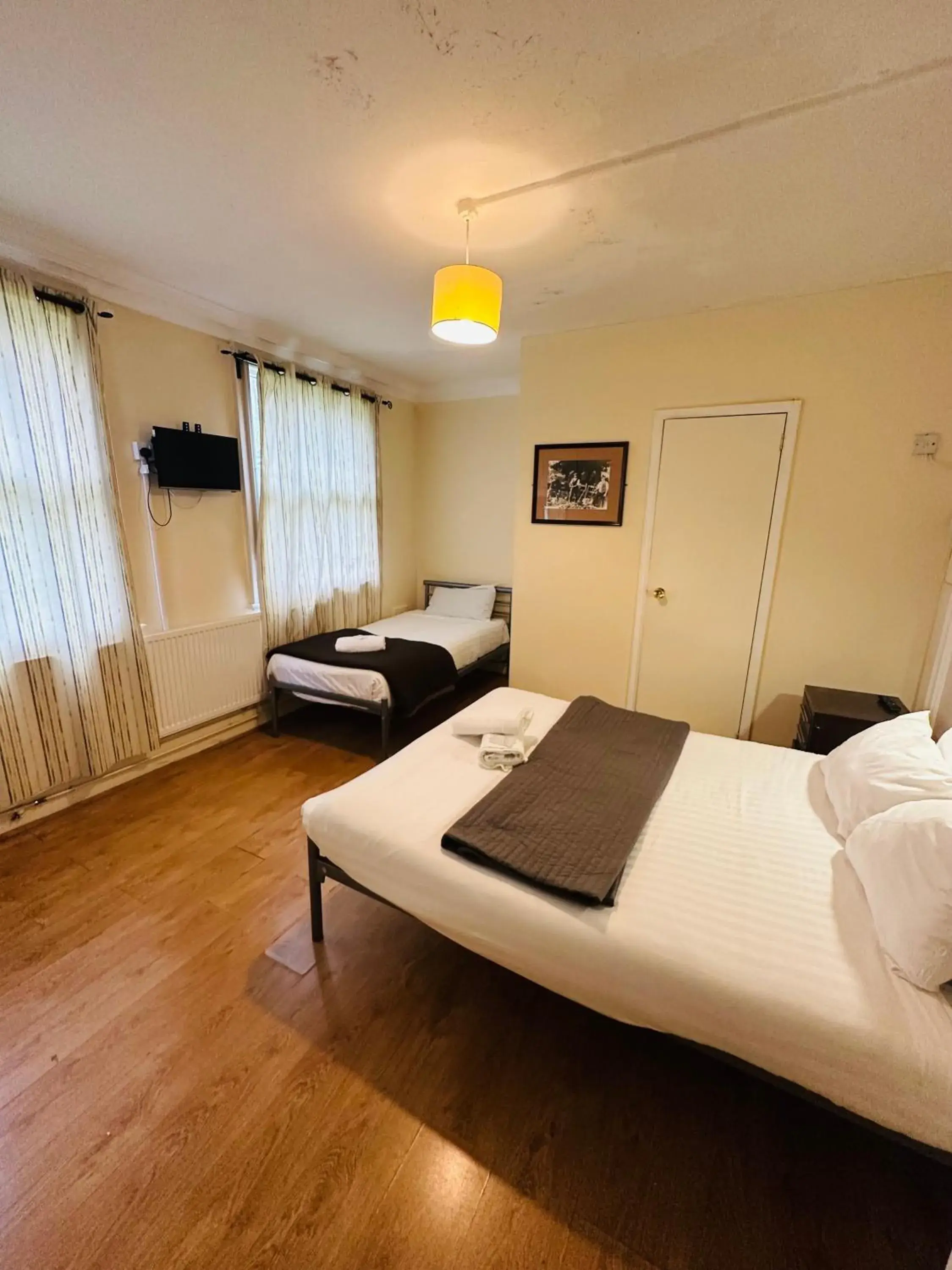 Triple Room with Private Bathroom in Thanet Hotel Annex Triple Room with Private Bathroom in Thanet Hotel Annex