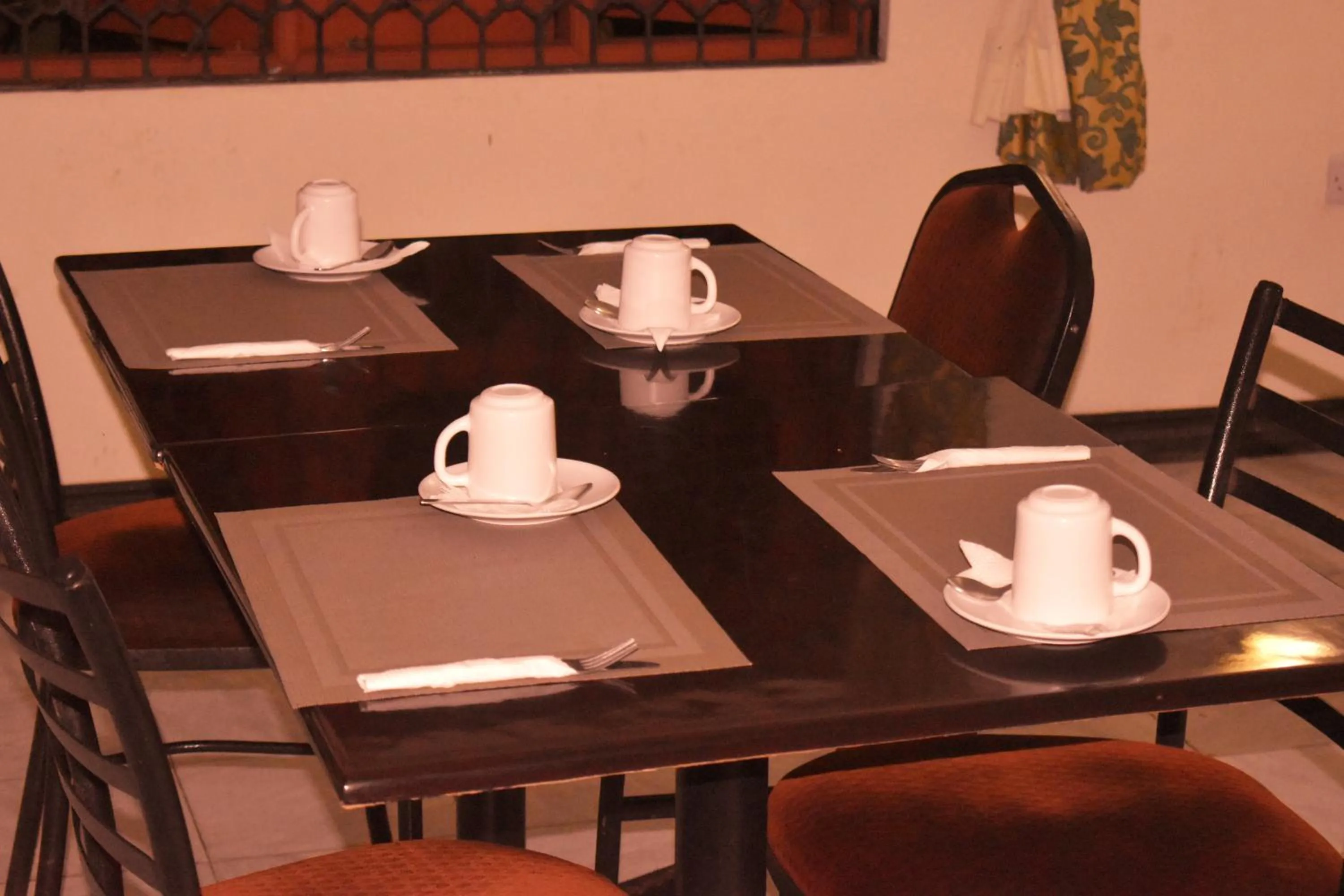 Restaurant/places to eat in Leinmach House Nyali