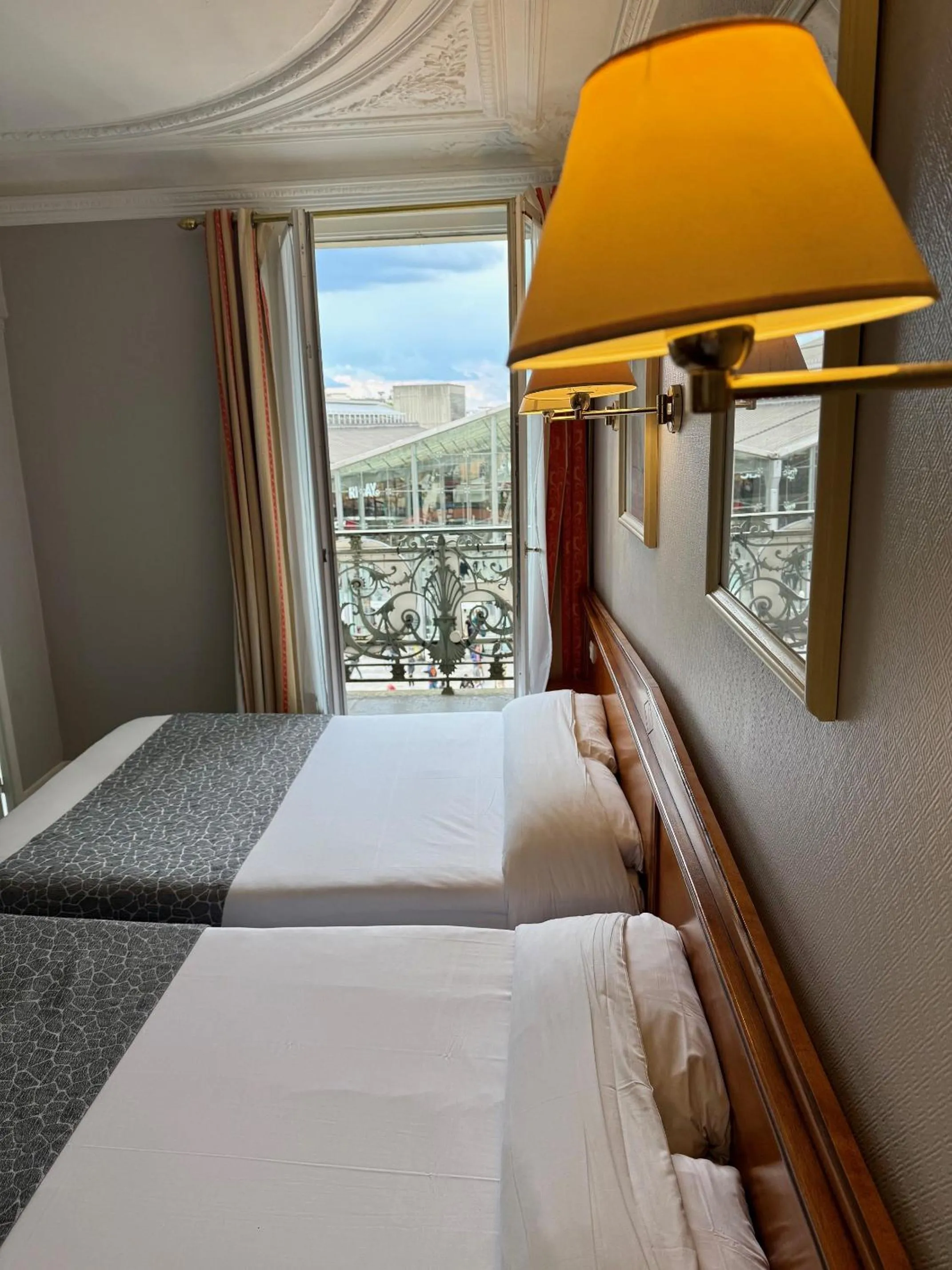 Bed in Hotel Richmond Gare du Nord