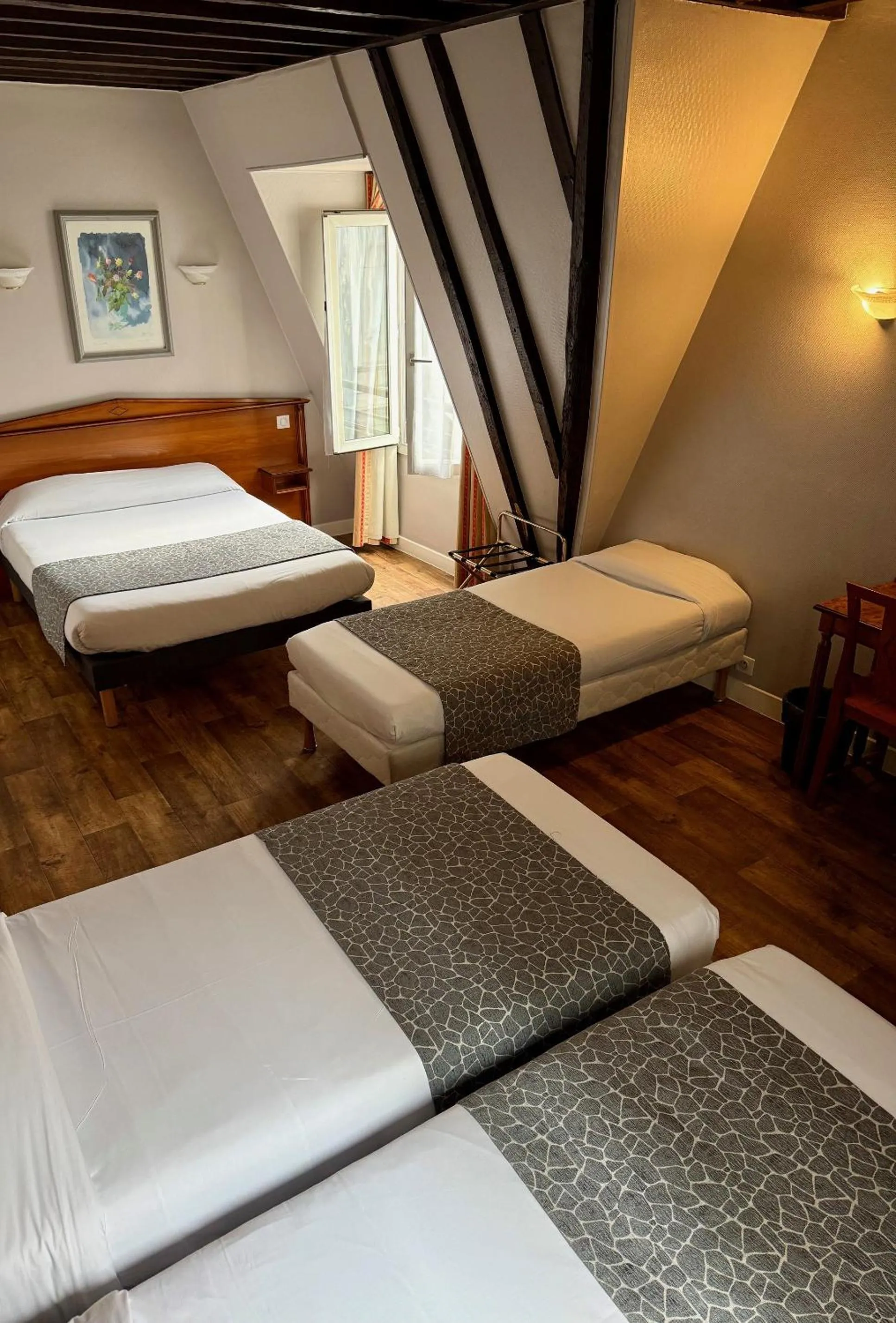 Bed in Hotel Richmond Gare du Nord