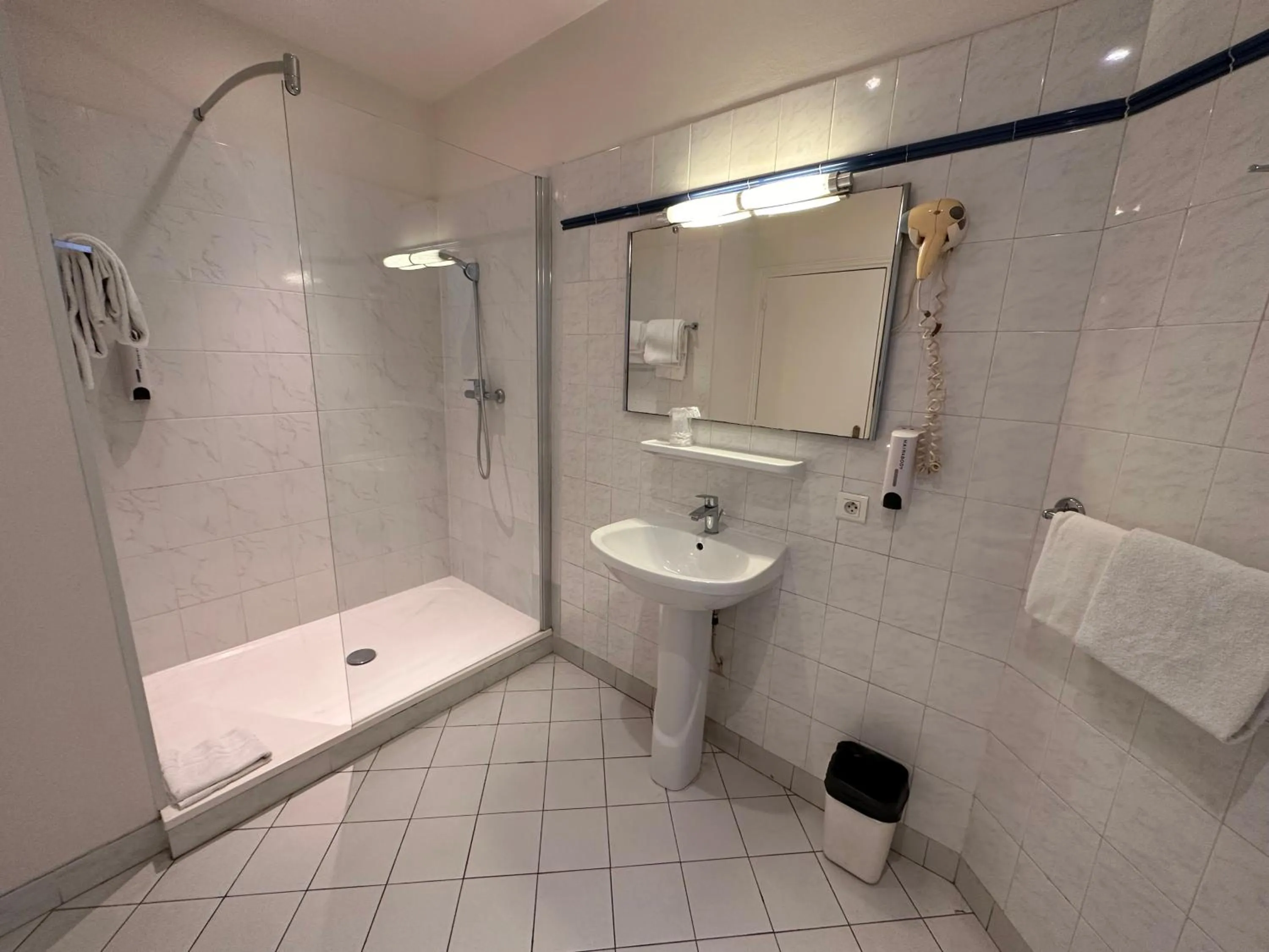 hair dryier in Hotel Richmond Gare du Nord