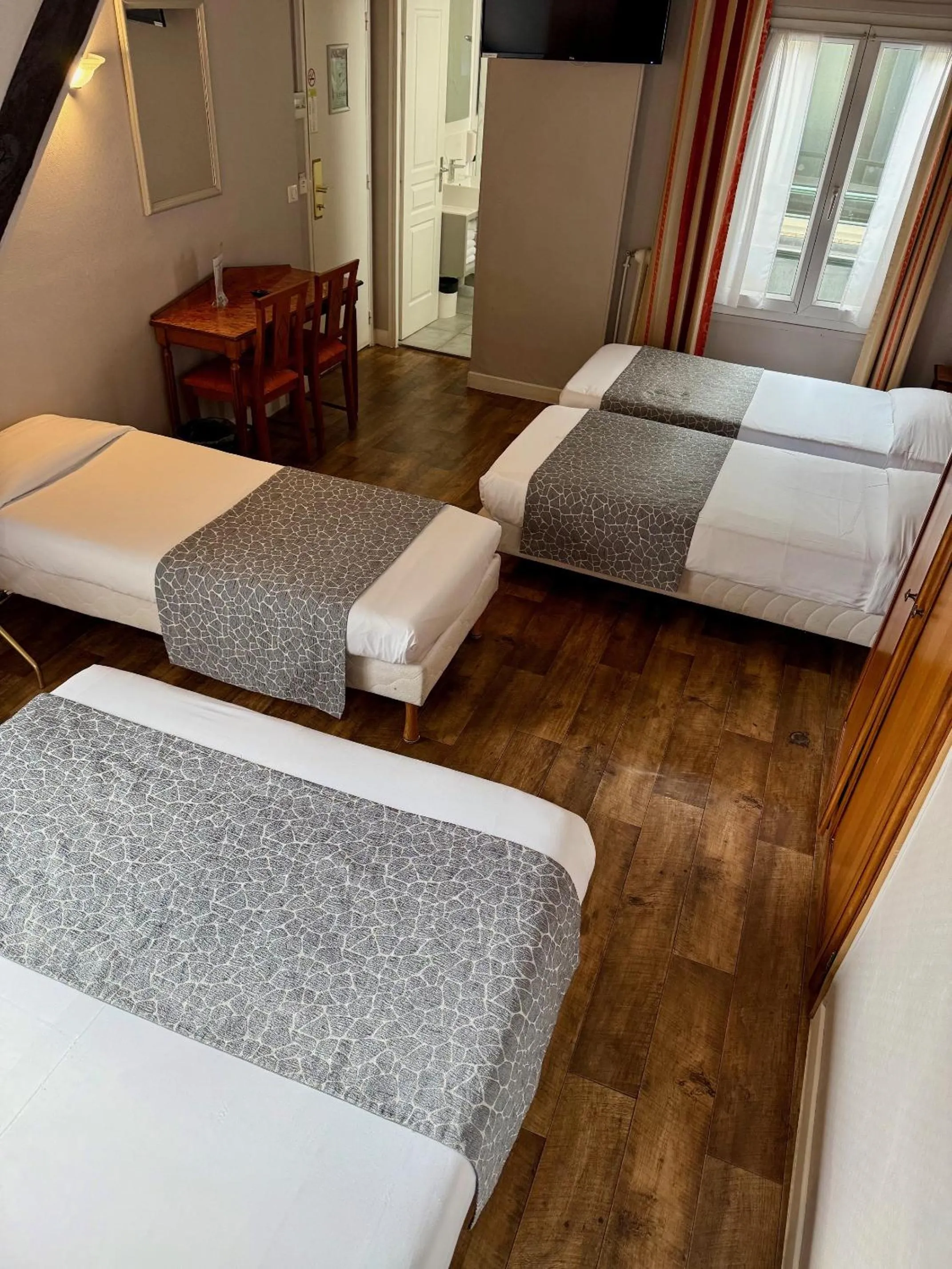 Bed in Hotel Richmond Gare du Nord