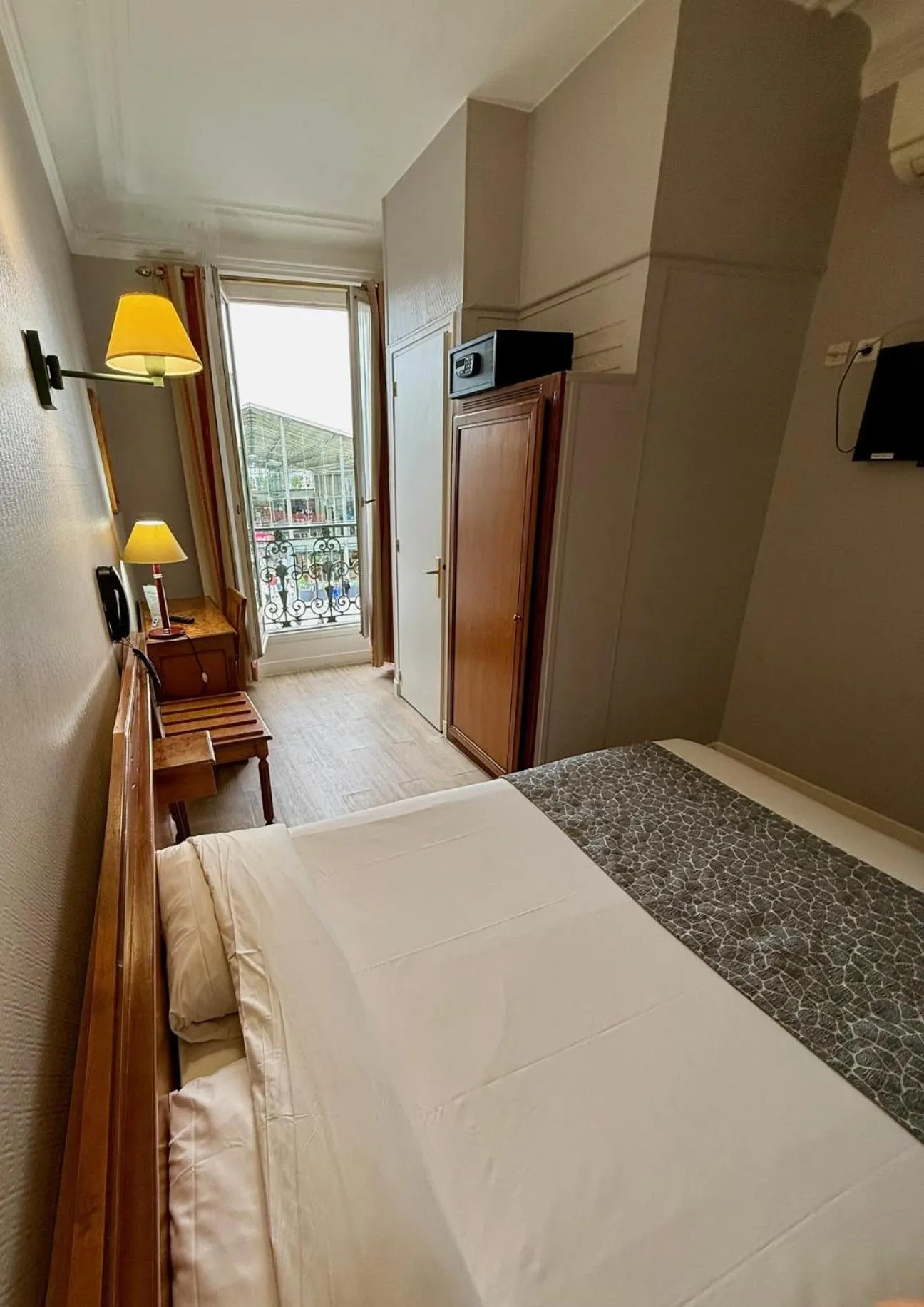 Bedroom, Bed in Hotel Richmond Gare du Nord