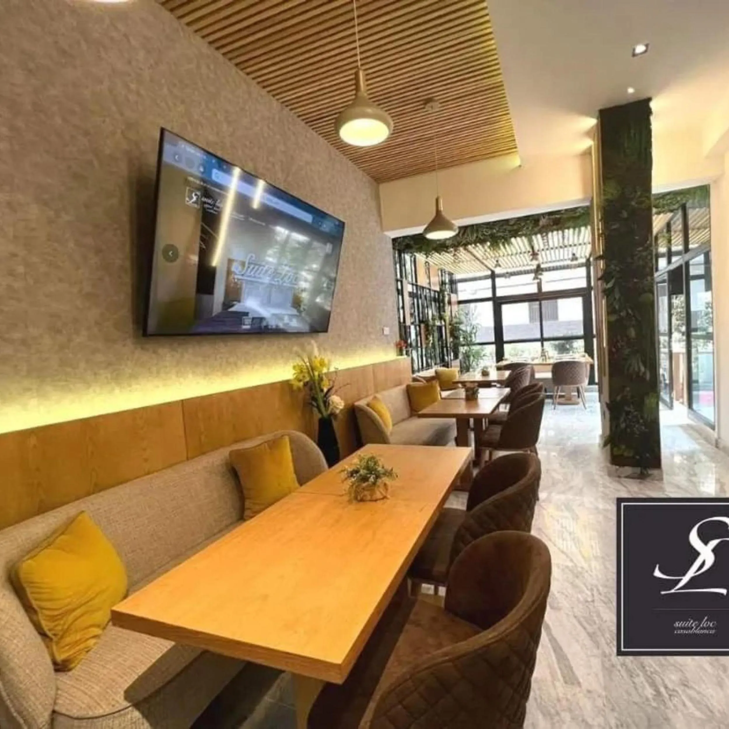 Communal lounge/ TV room in Suite Loc Suite & Spa