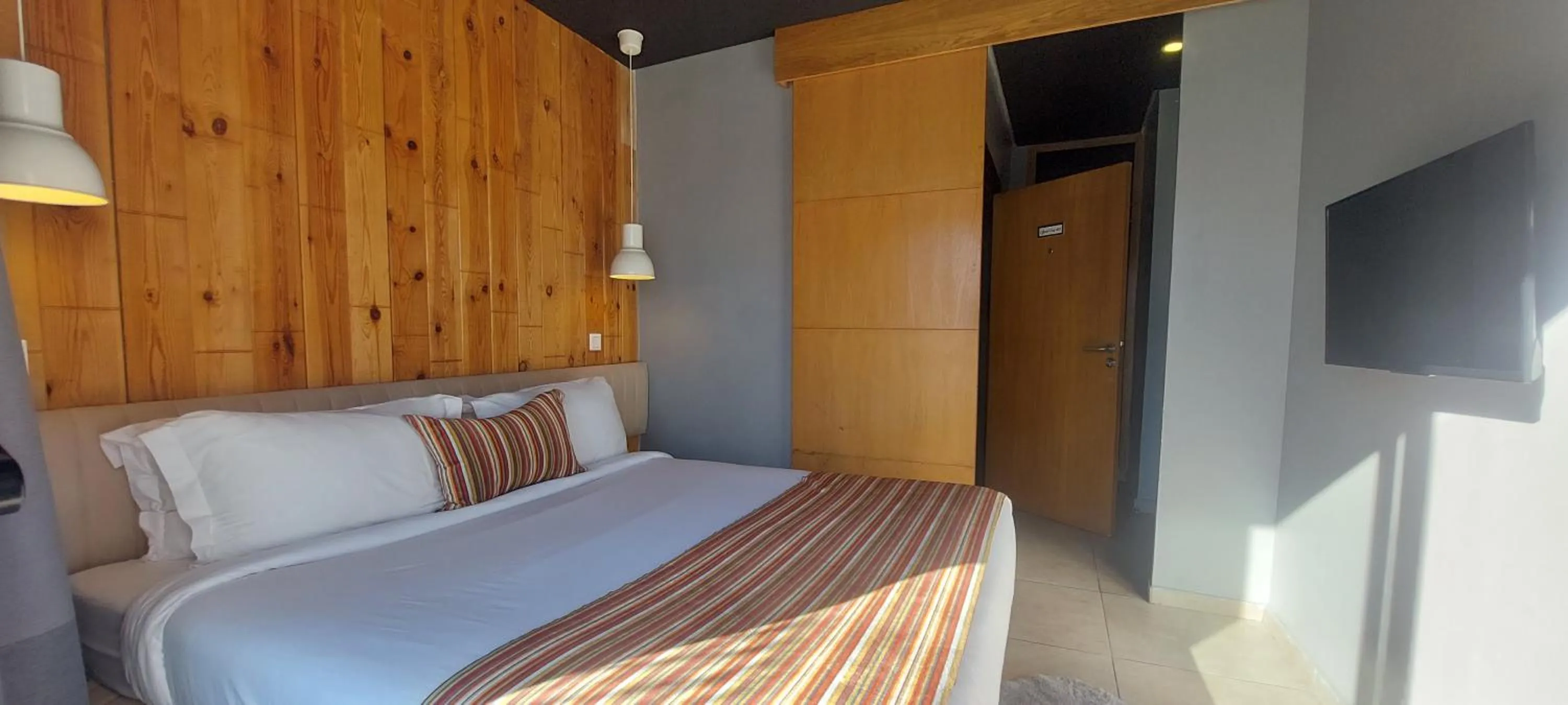 Communal lounge/ TV room, Bed in Suite Loc Suite & Spa