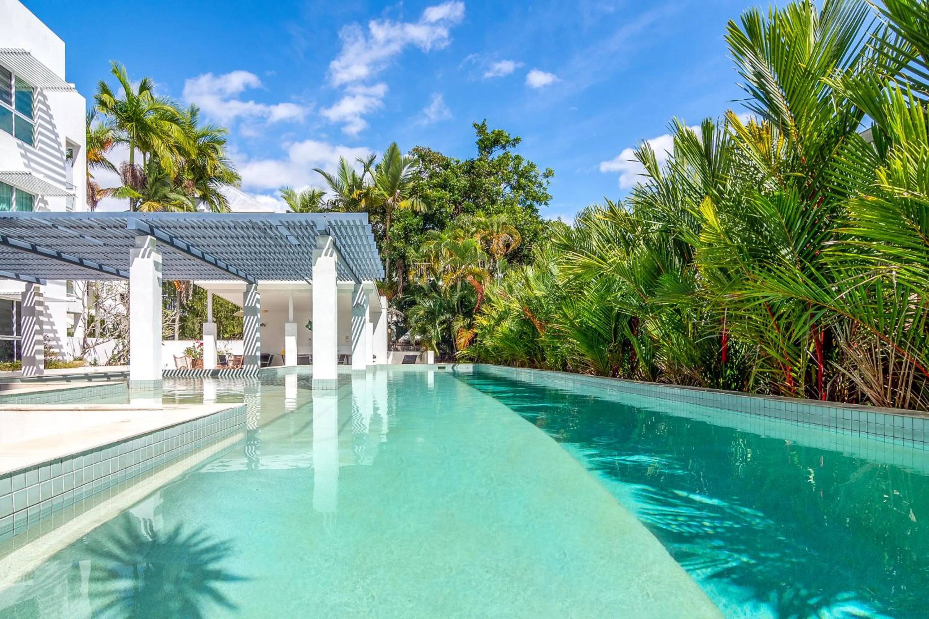 Swimming pool in 201 Lake Street
