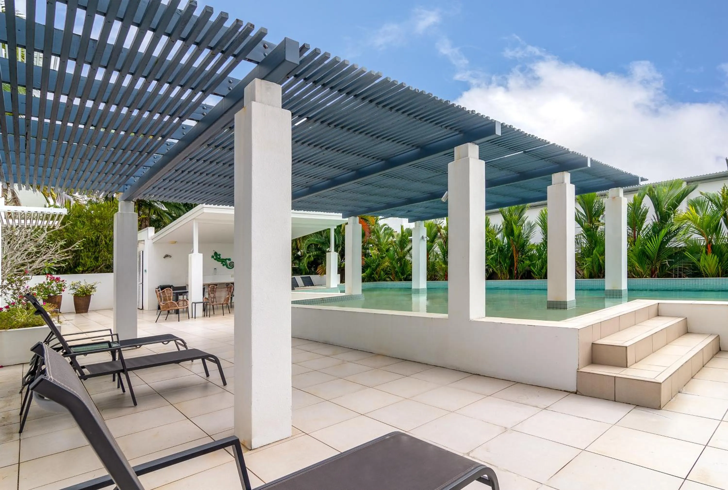 Swimming pool in 201 Lake Street