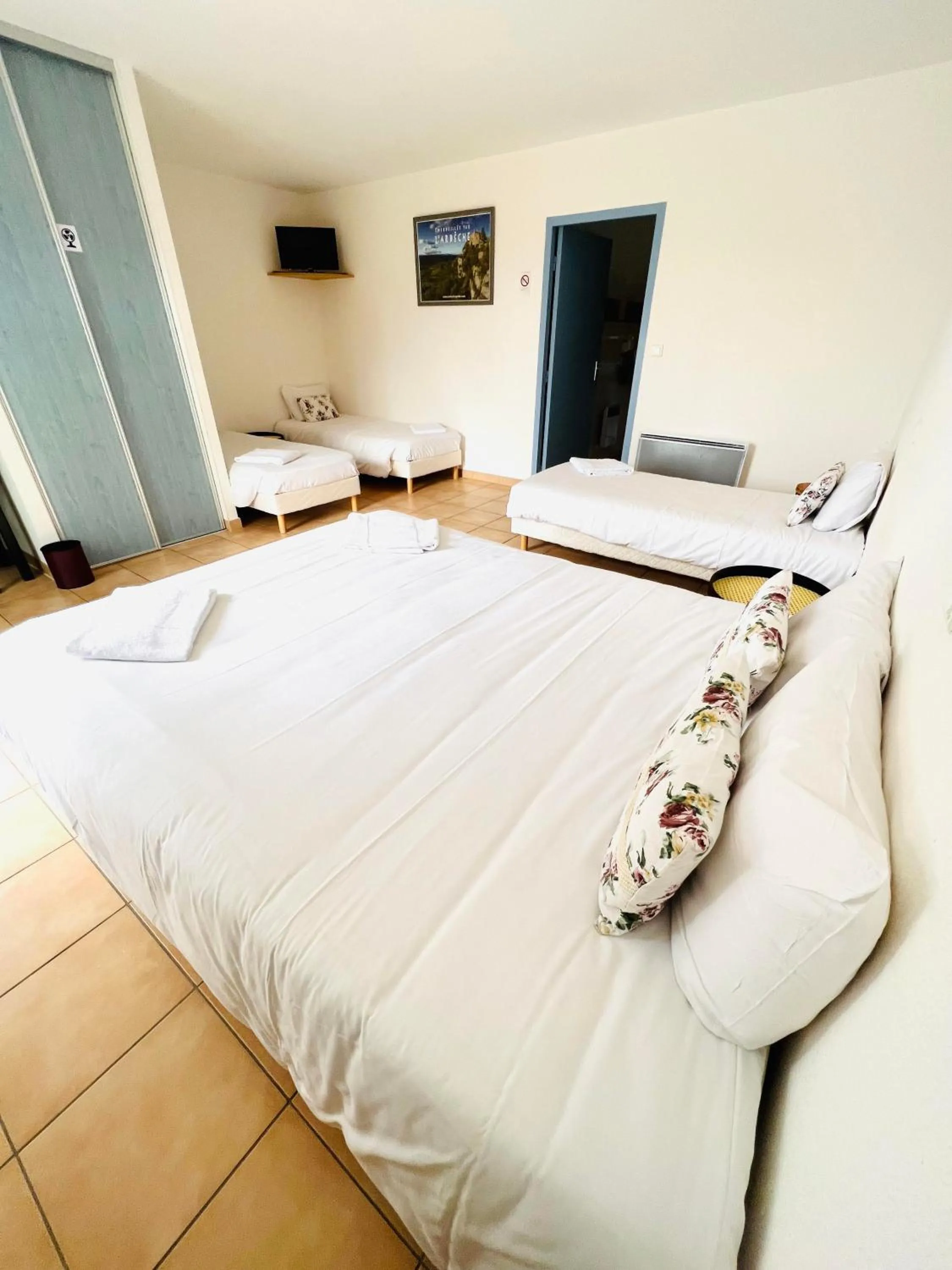 Bedroom, Bed in Hôtel Rose des Vents