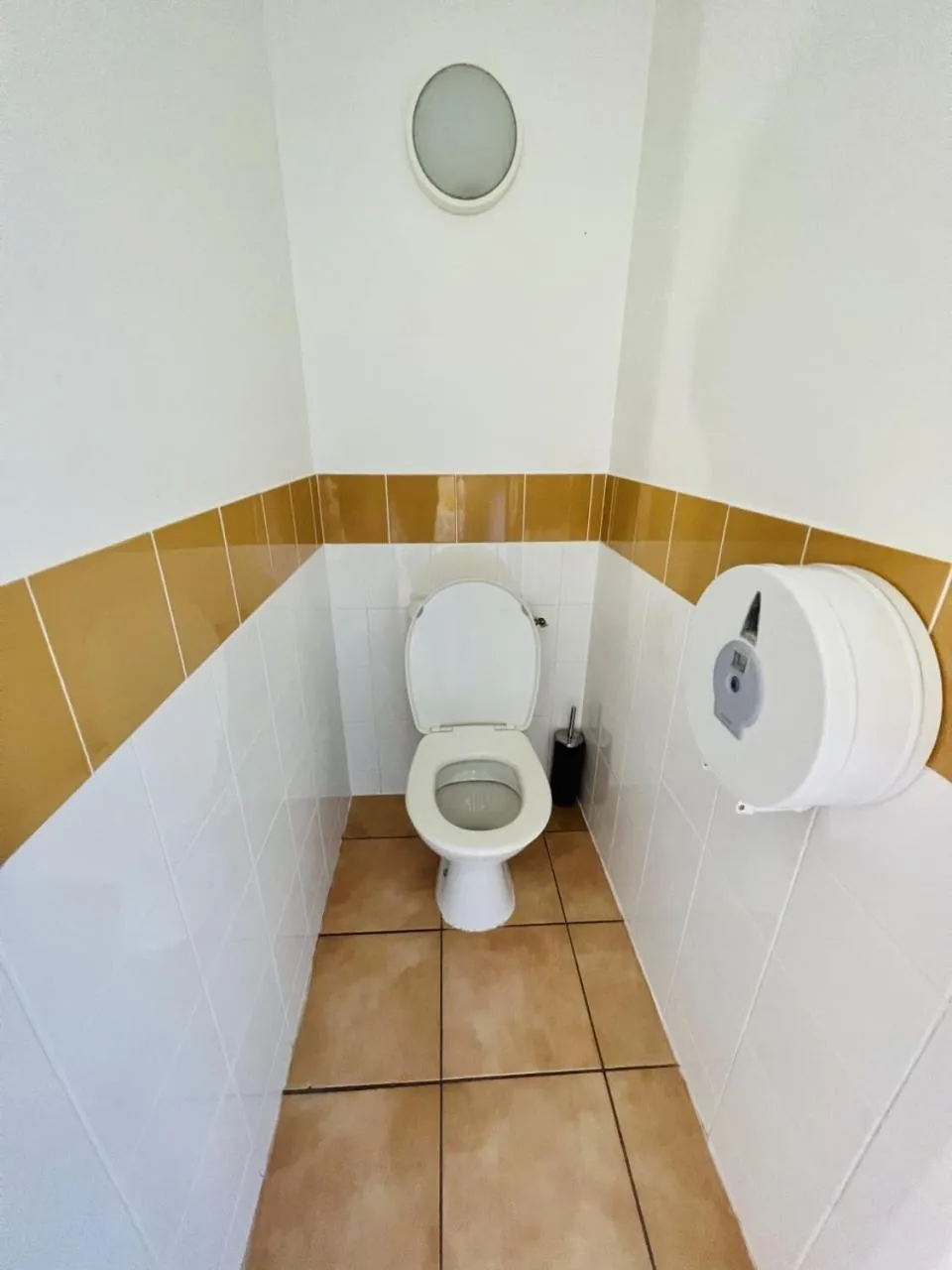 Toilet in Hôtel Rose des Vents