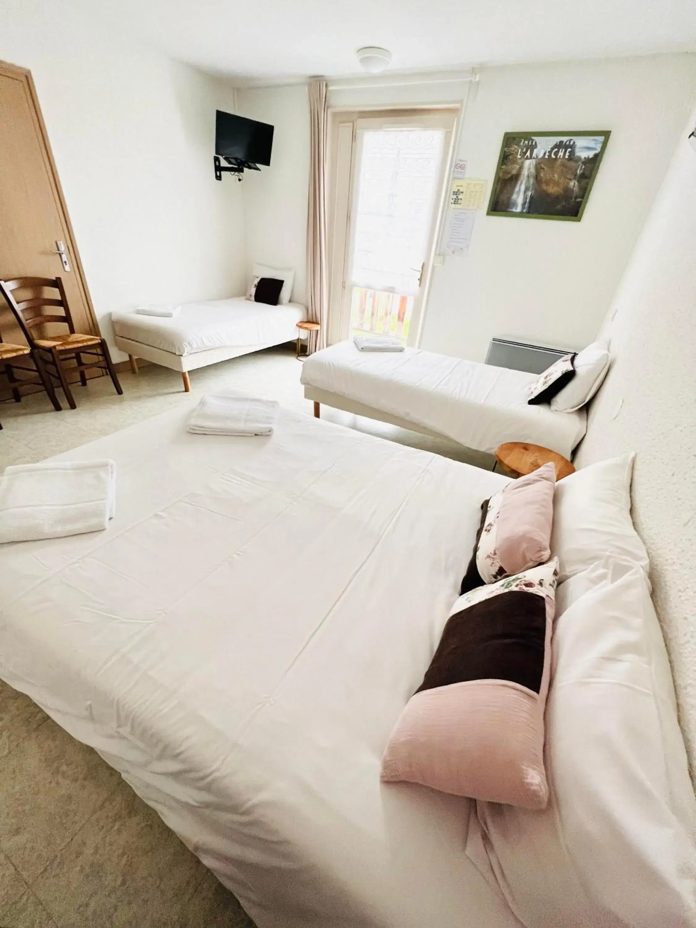 Quadruple Room in Hôtel Rose des Vents Quadruple Room in Hôtel Rose des Vents