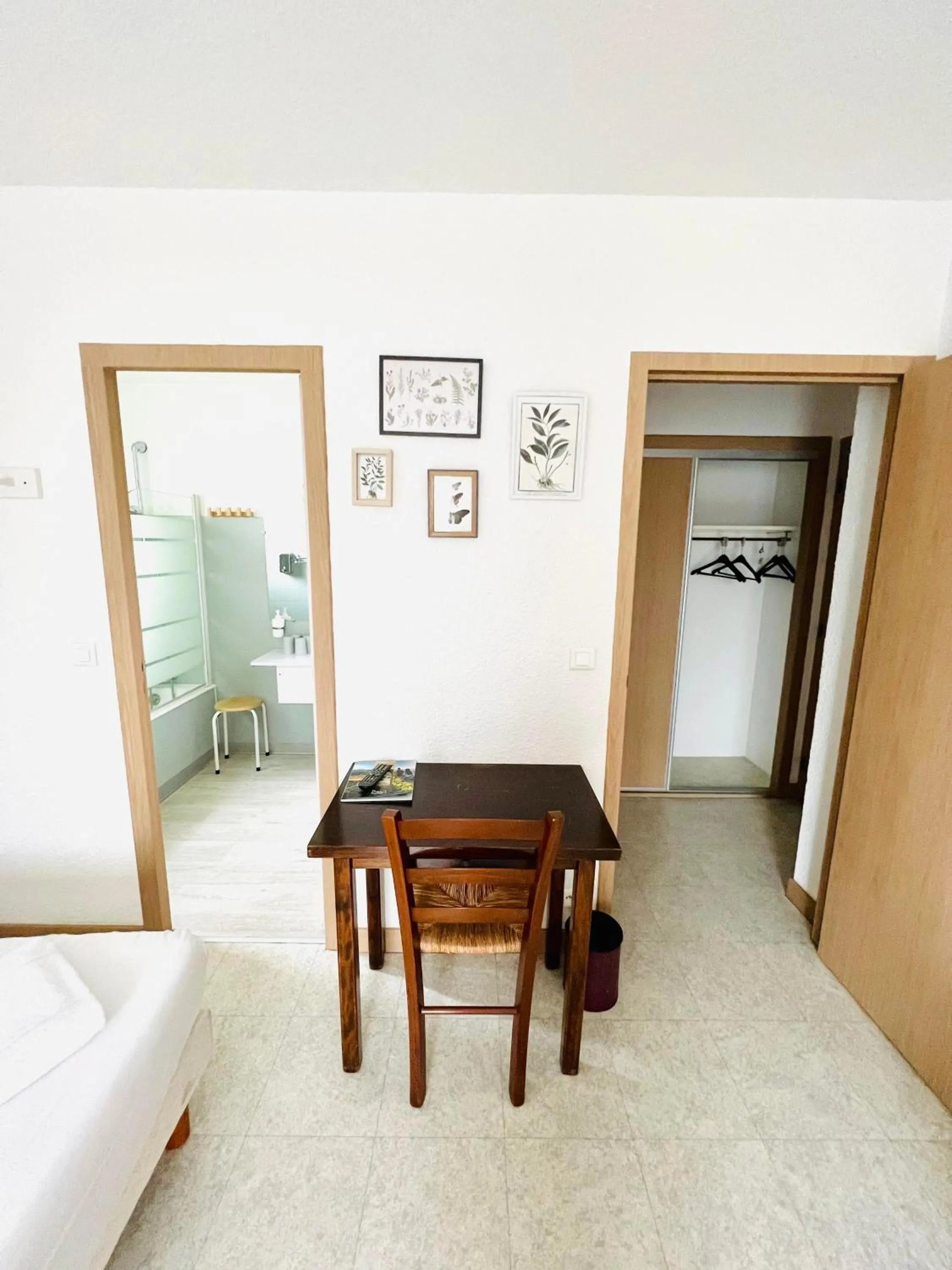 Bedroom in Hôtel Rose des Vents