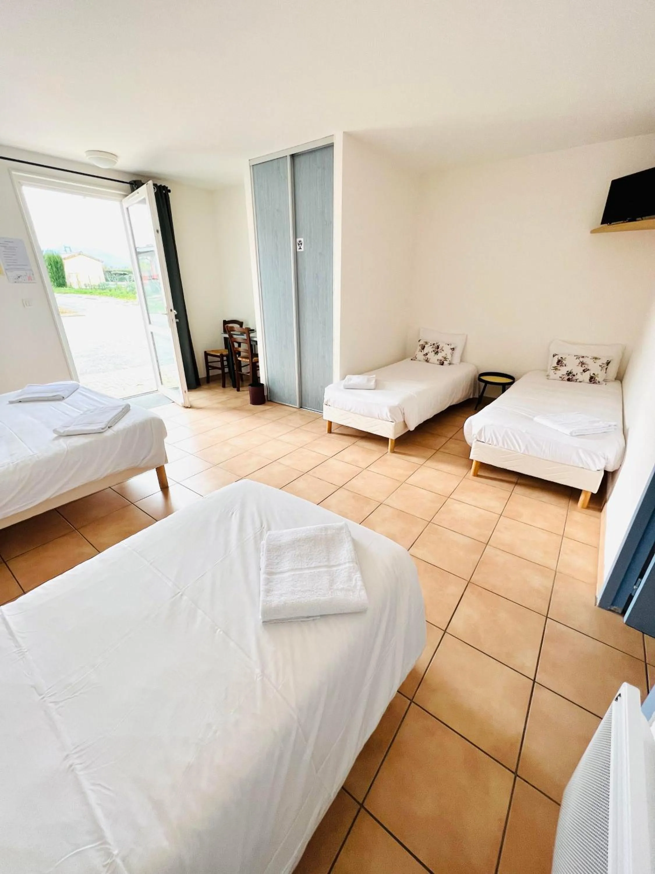 Bedroom, Bed in Hôtel Rose des Vents