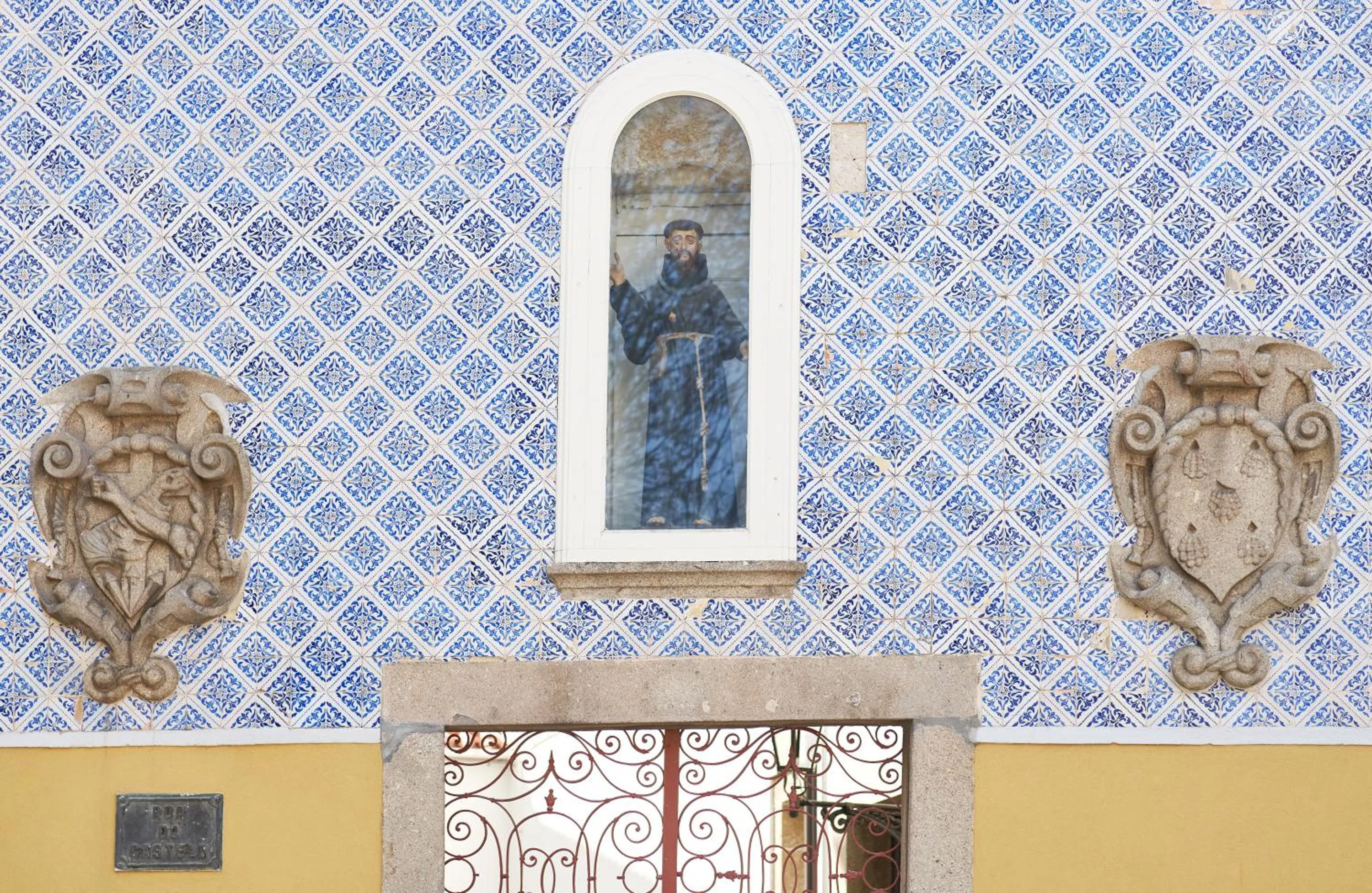 Facade/entrance in Signature Apartments Os Terceiros