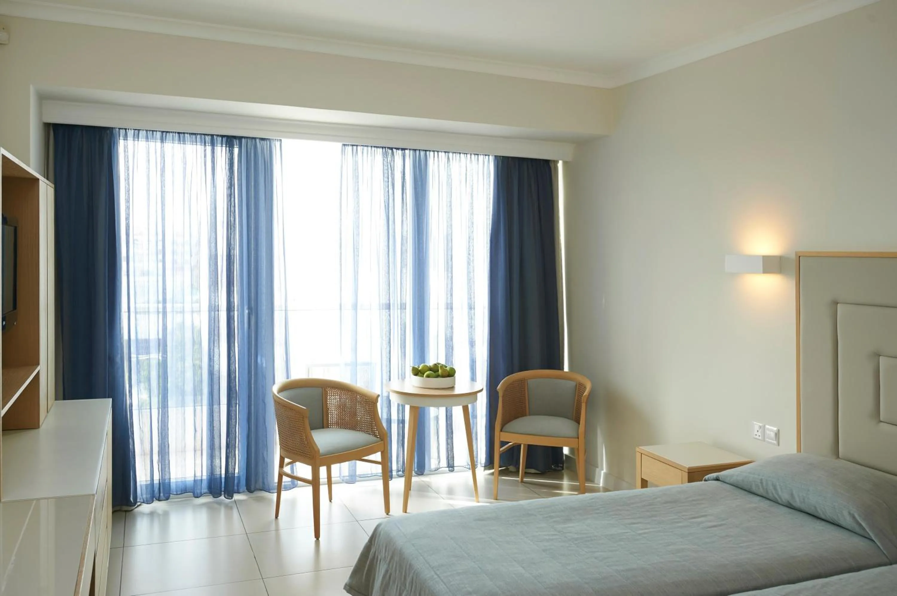 Photo of the whole room, Bed in Sunrise Beach Hotel