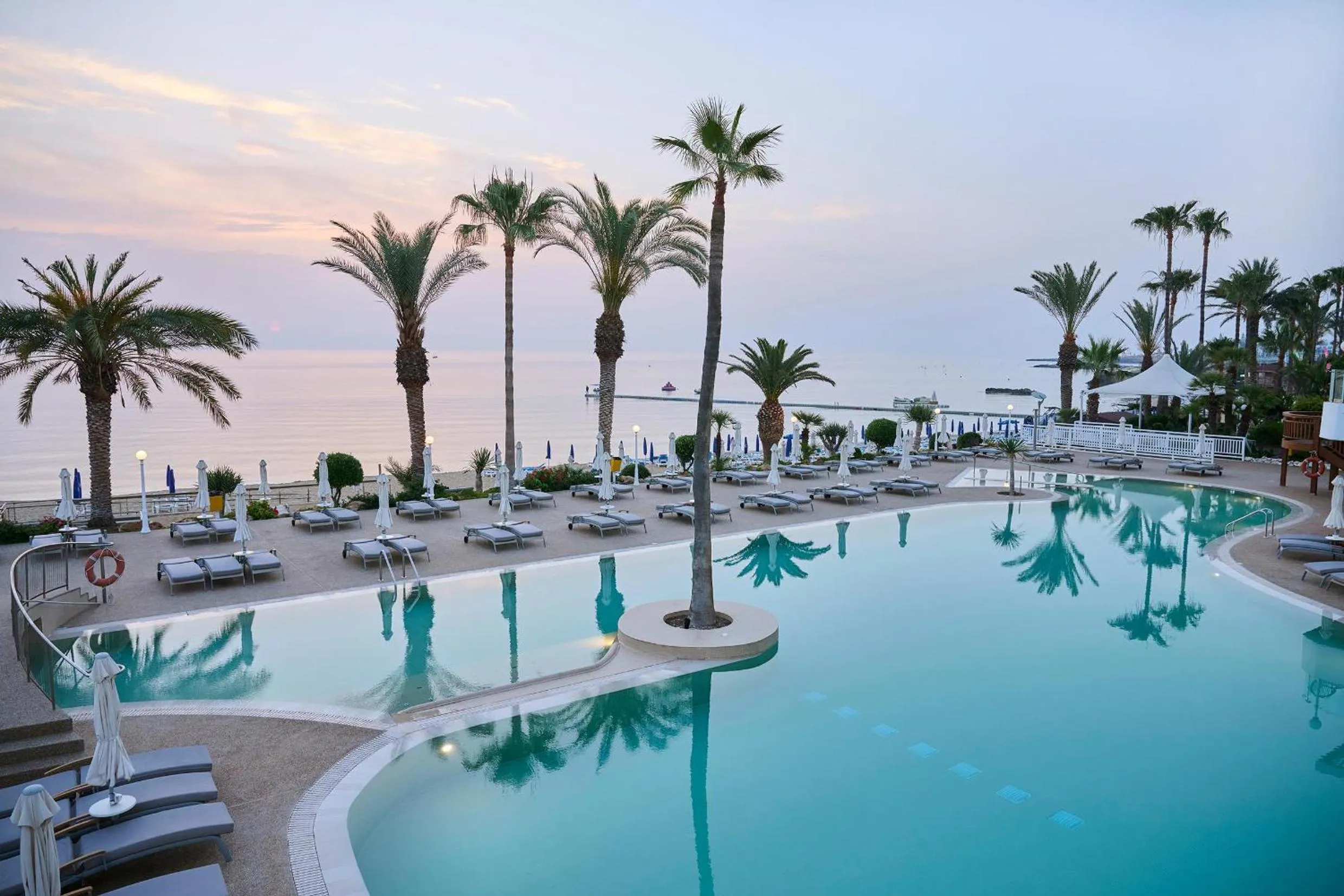 Swimming pool in Sunrise Beach Hotel