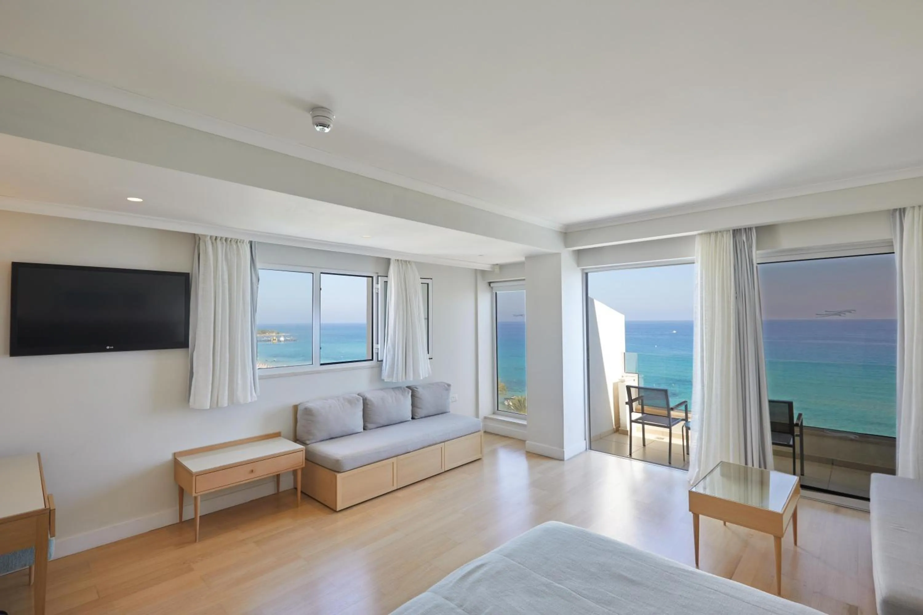 Photo of the whole room, Bed in Sunrise Beach Hotel