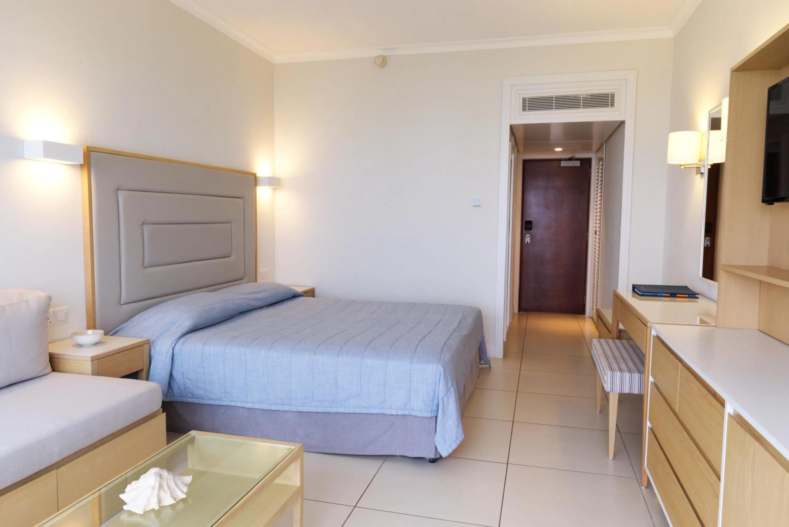 Photo of the whole room, Bed in Sunrise Beach Hotel