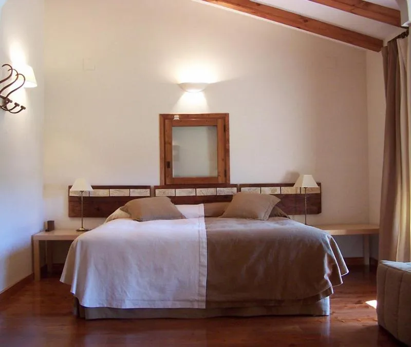 Photo of the whole room, Bed in Font del Pas