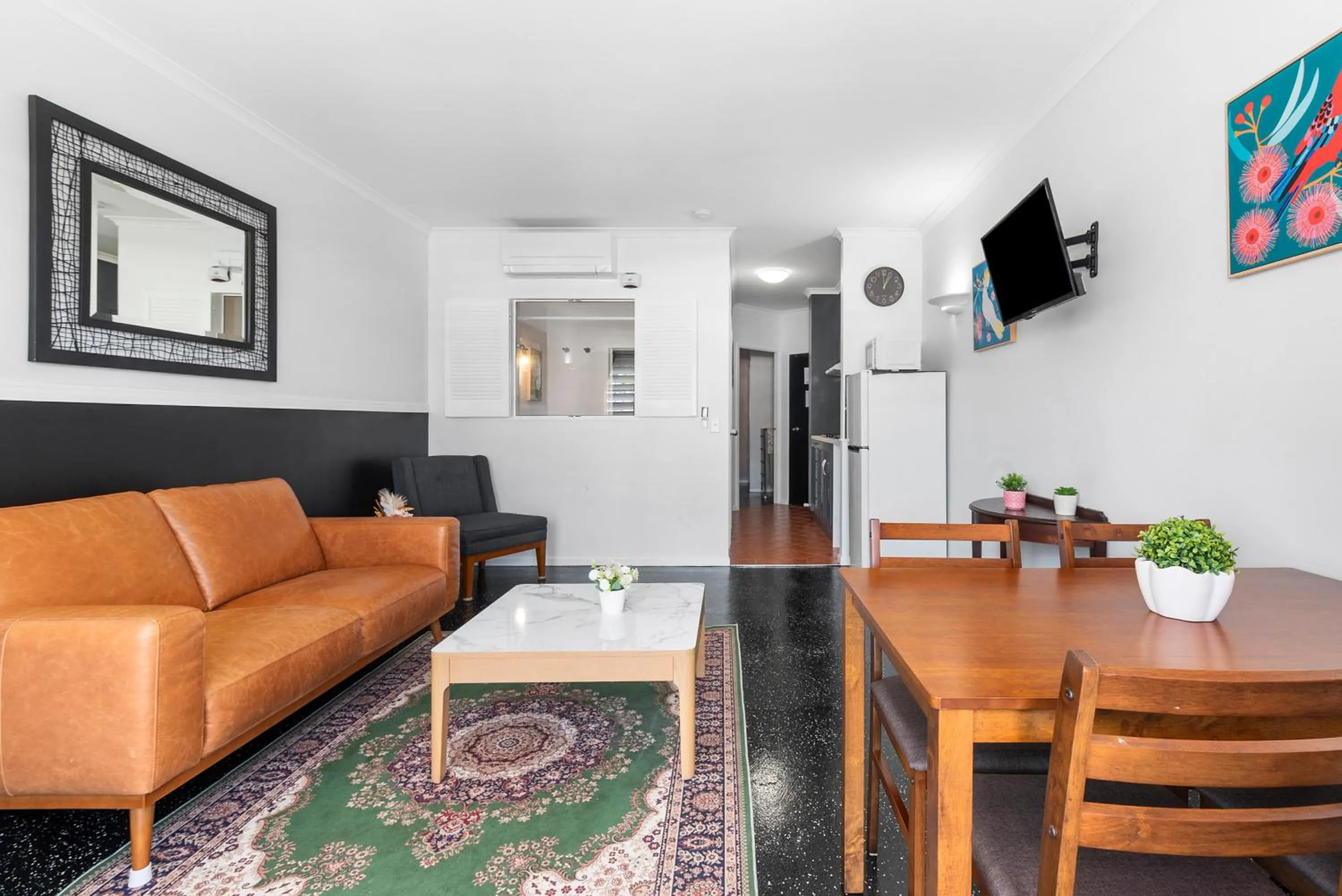 Dining area in Villa Vaucluse Apartments