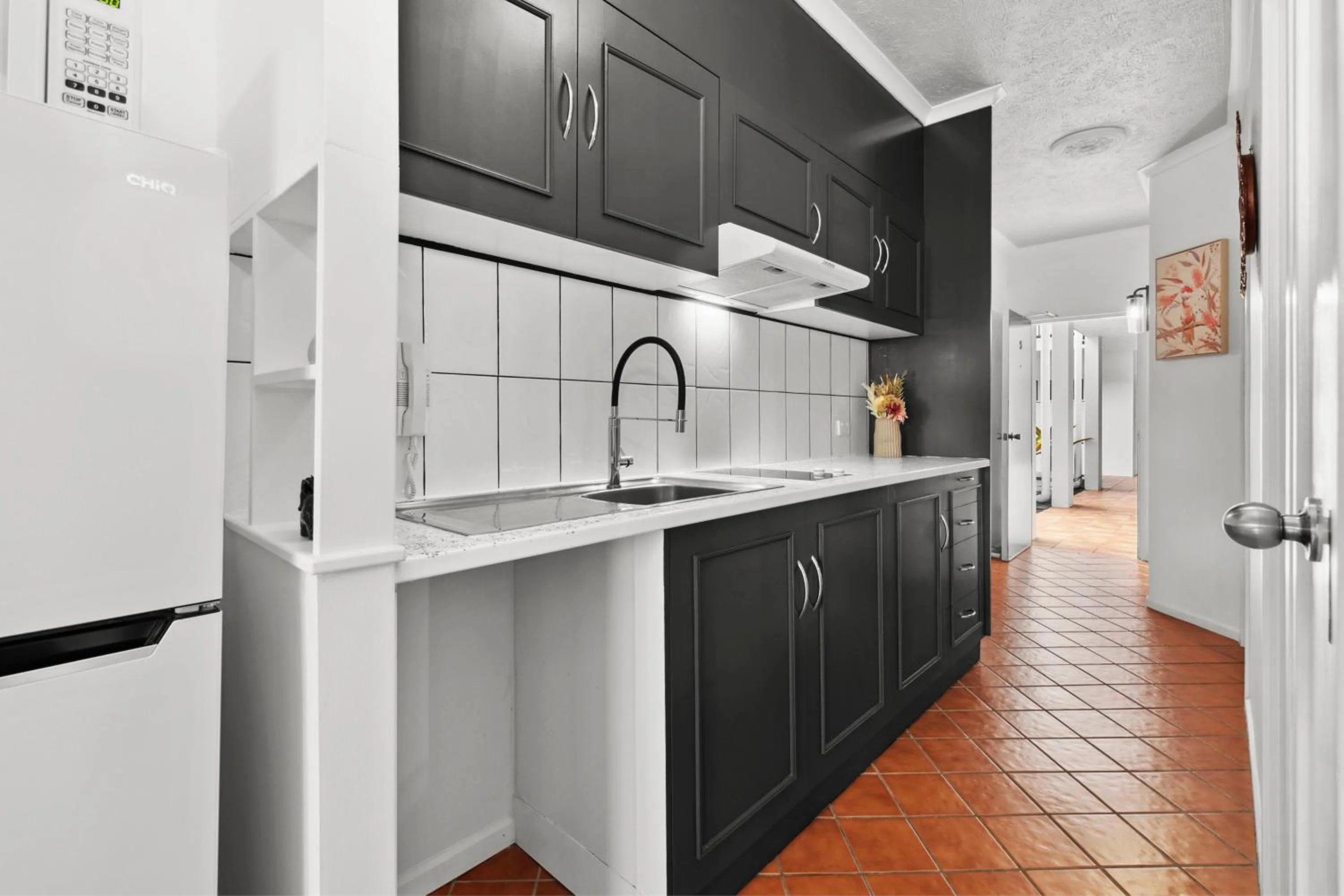 Kitchen or kitchenette in Villa Vaucluse Apartments