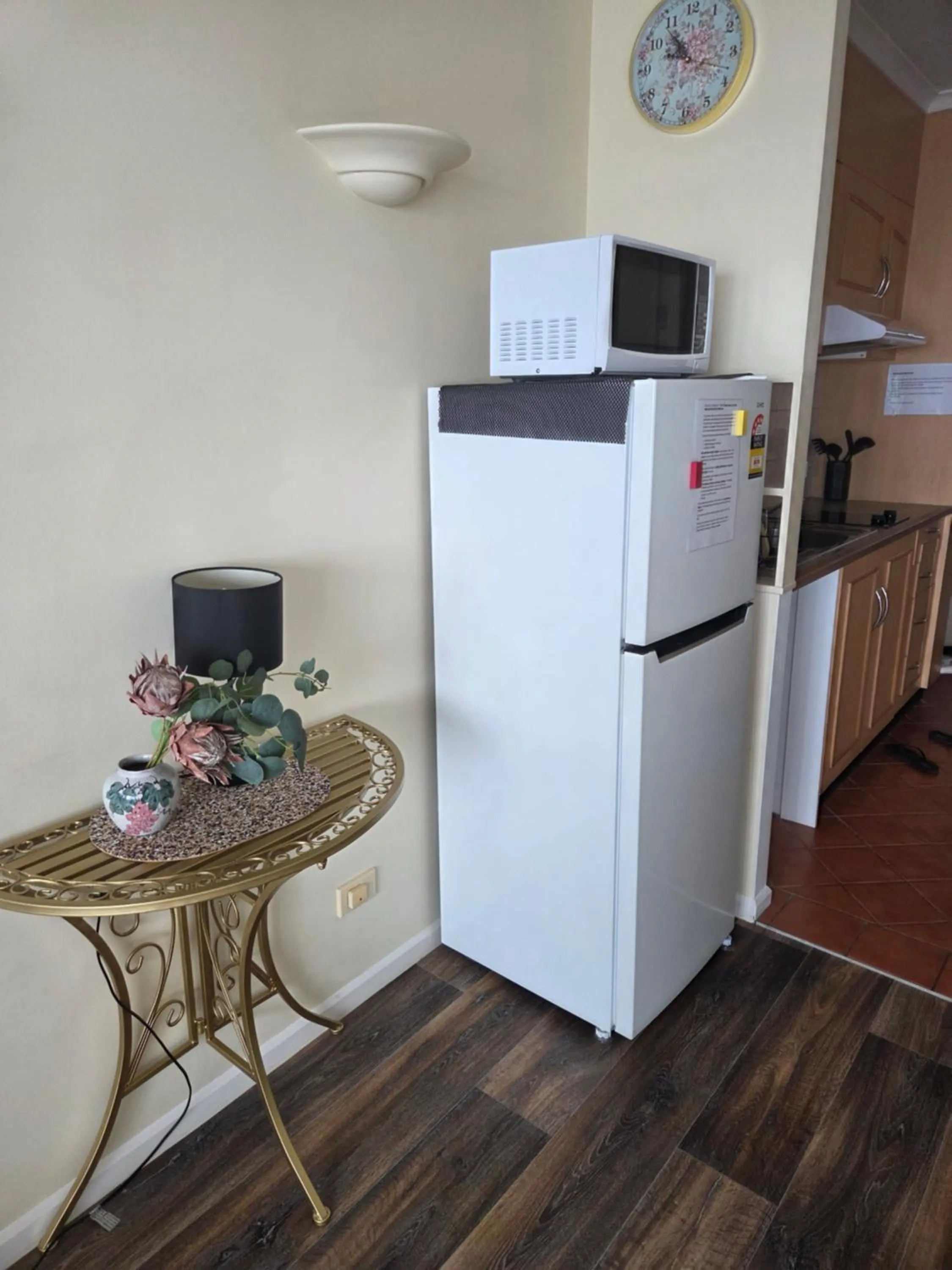 Kitchen or kitchenette in Villa Vaucluse Apartments